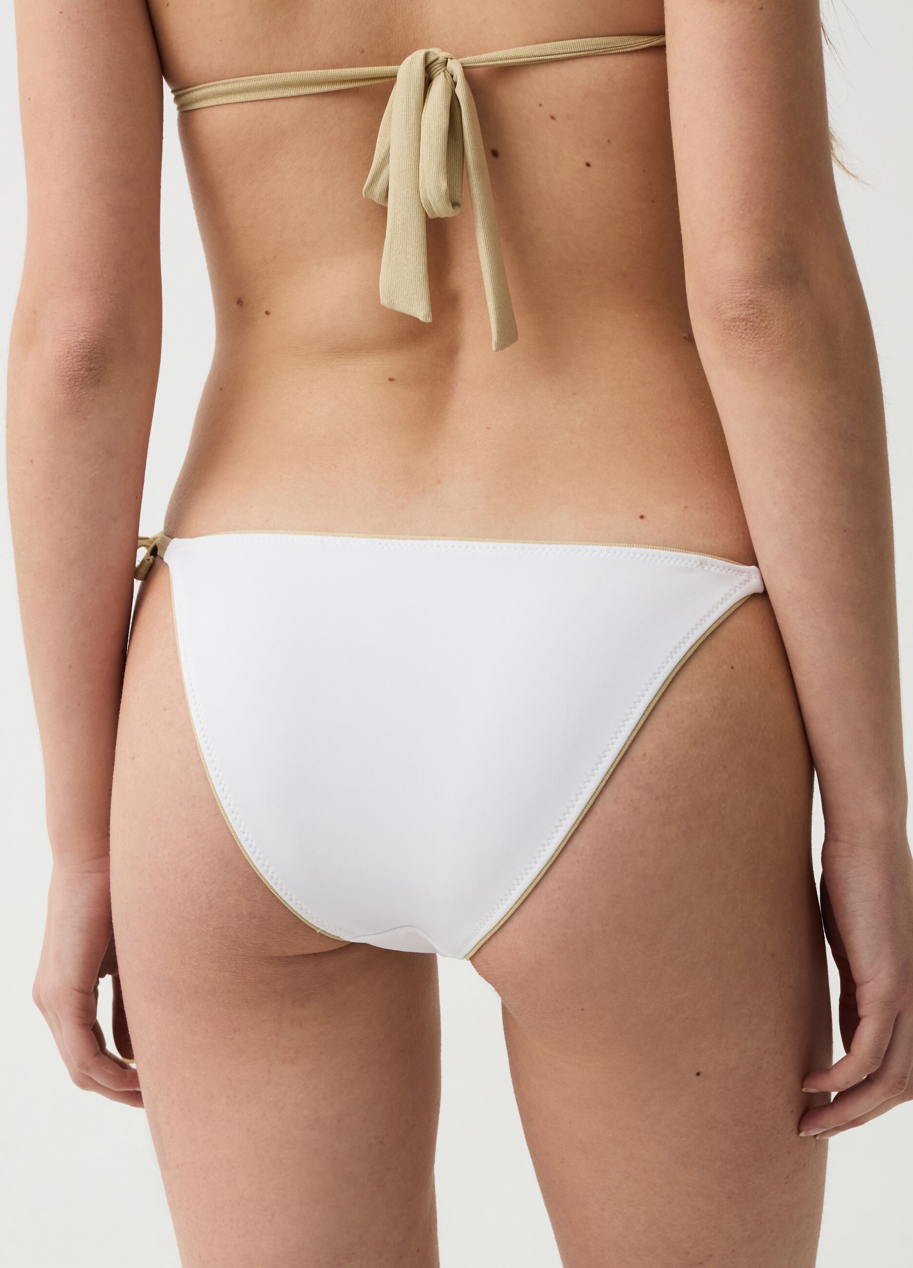 Braguita bikini con cordones en contraste