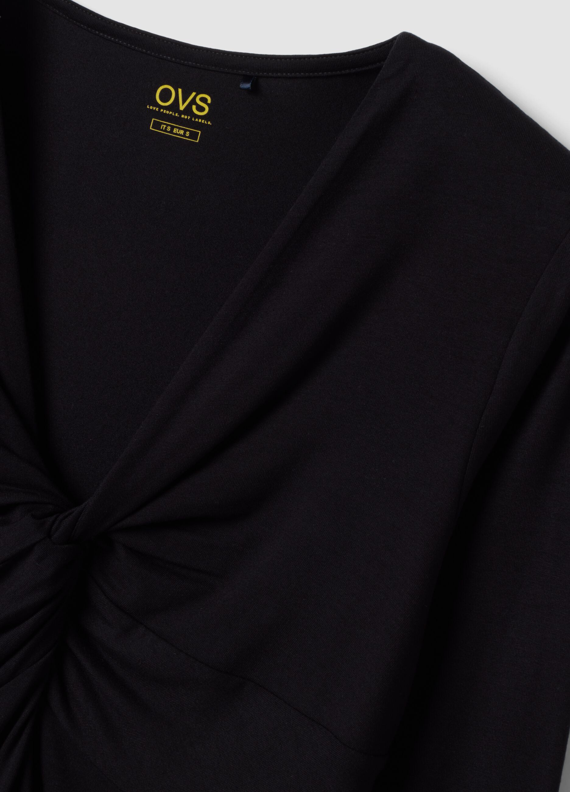 T-shirt nera in viscosa elasticizzata con arricciatura frontale slim fit