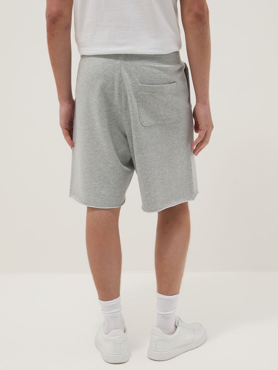 Pantal&oacute;n corto gris de mezcla de algod&oacute;n, corte relaxed_2