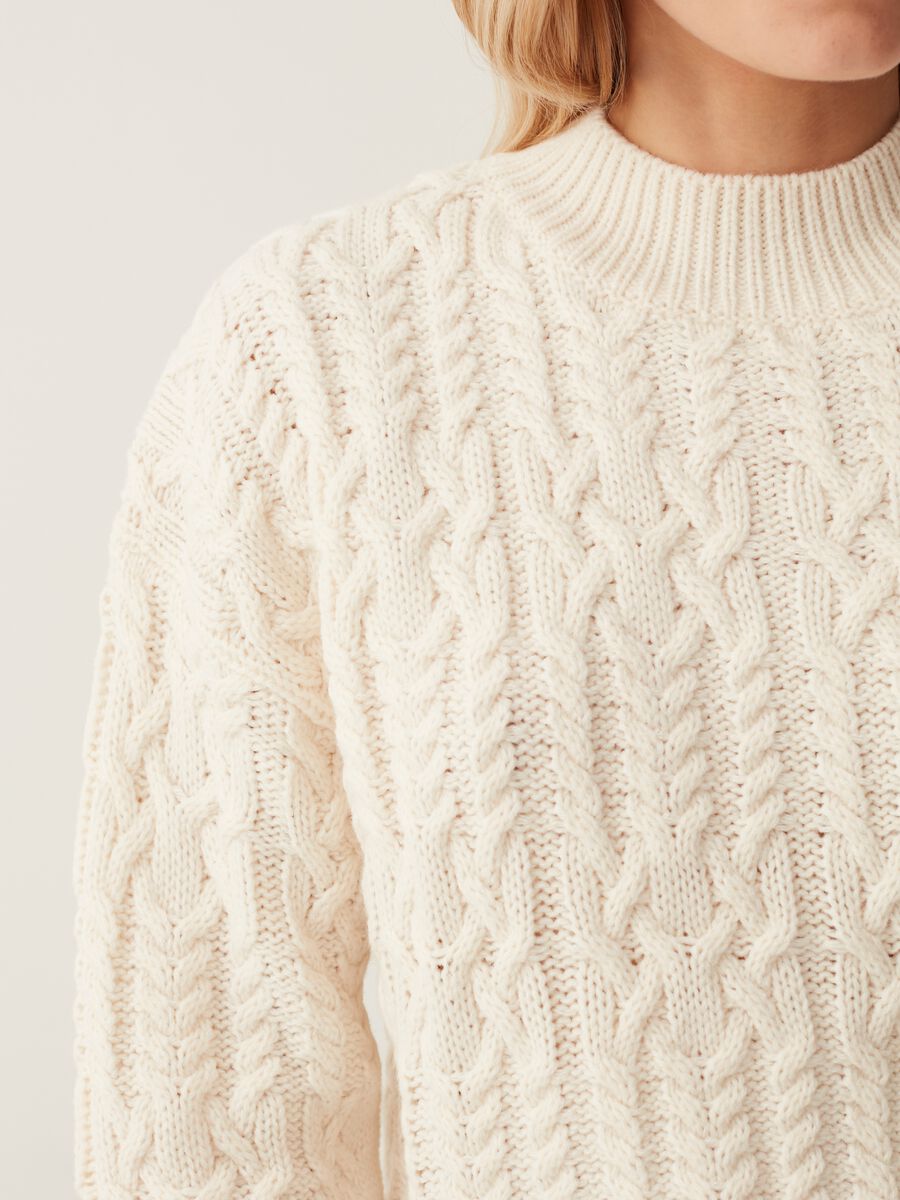 Cropped pullover with cable design_3