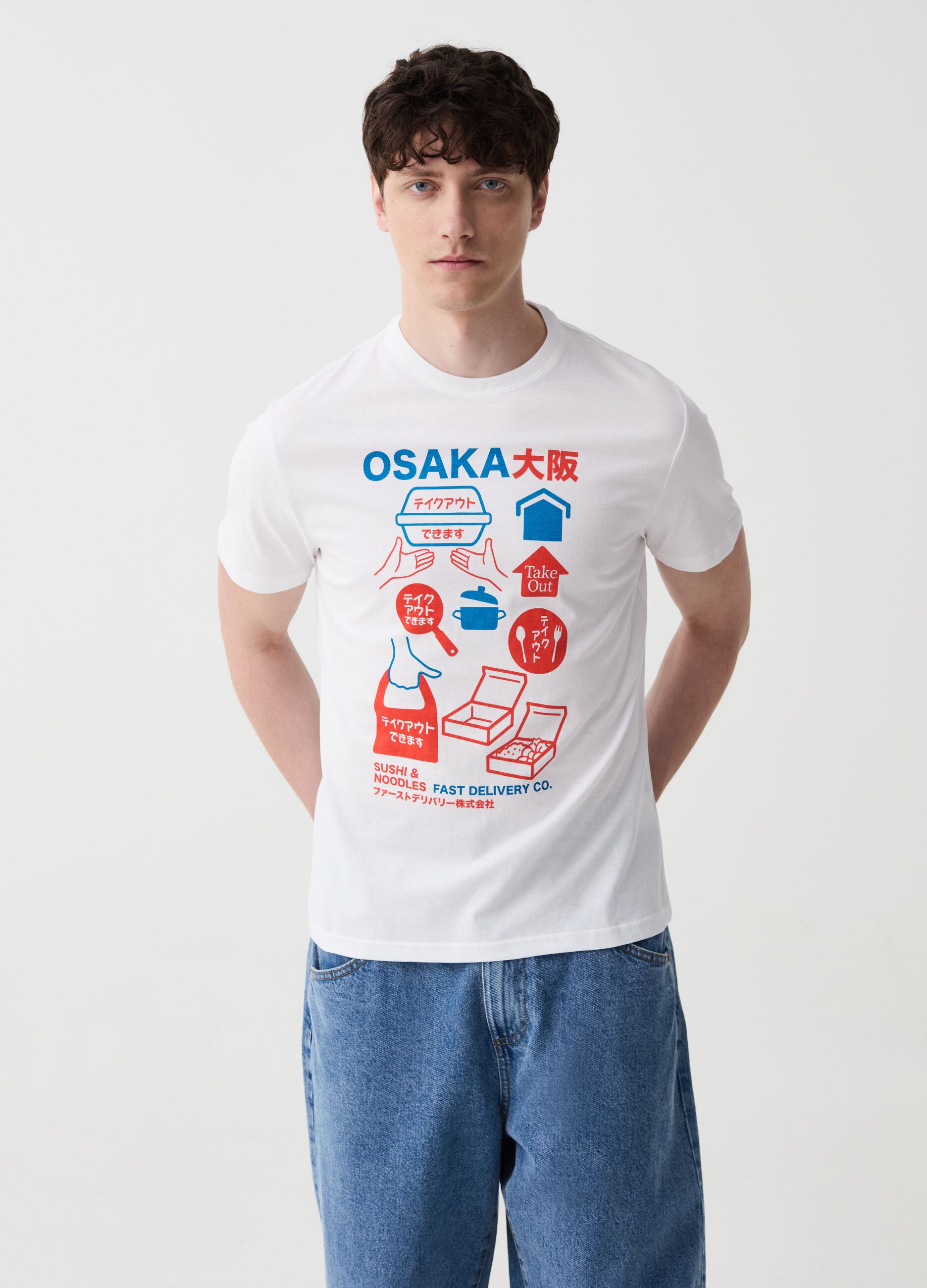 T-shirt con stampa sushi e noodles