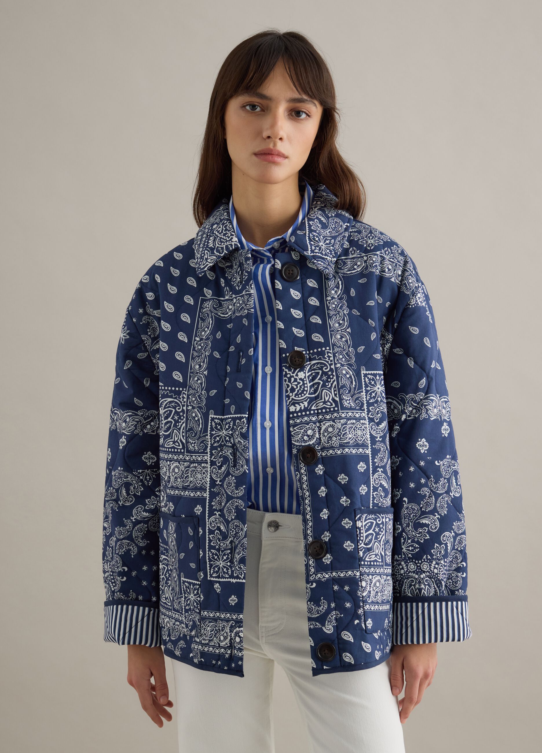 Mehrfarbige wattierte Jacke aus reiner Baumwolle mit regul&auml;rer Passform und Muster