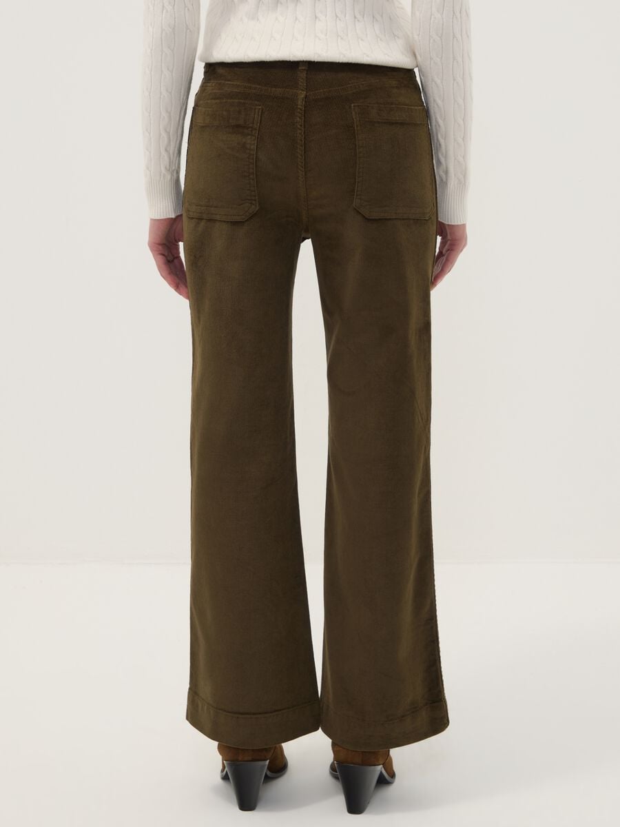 Pantaloni verdi flare in cotone e modal elasticizzato a coste_3