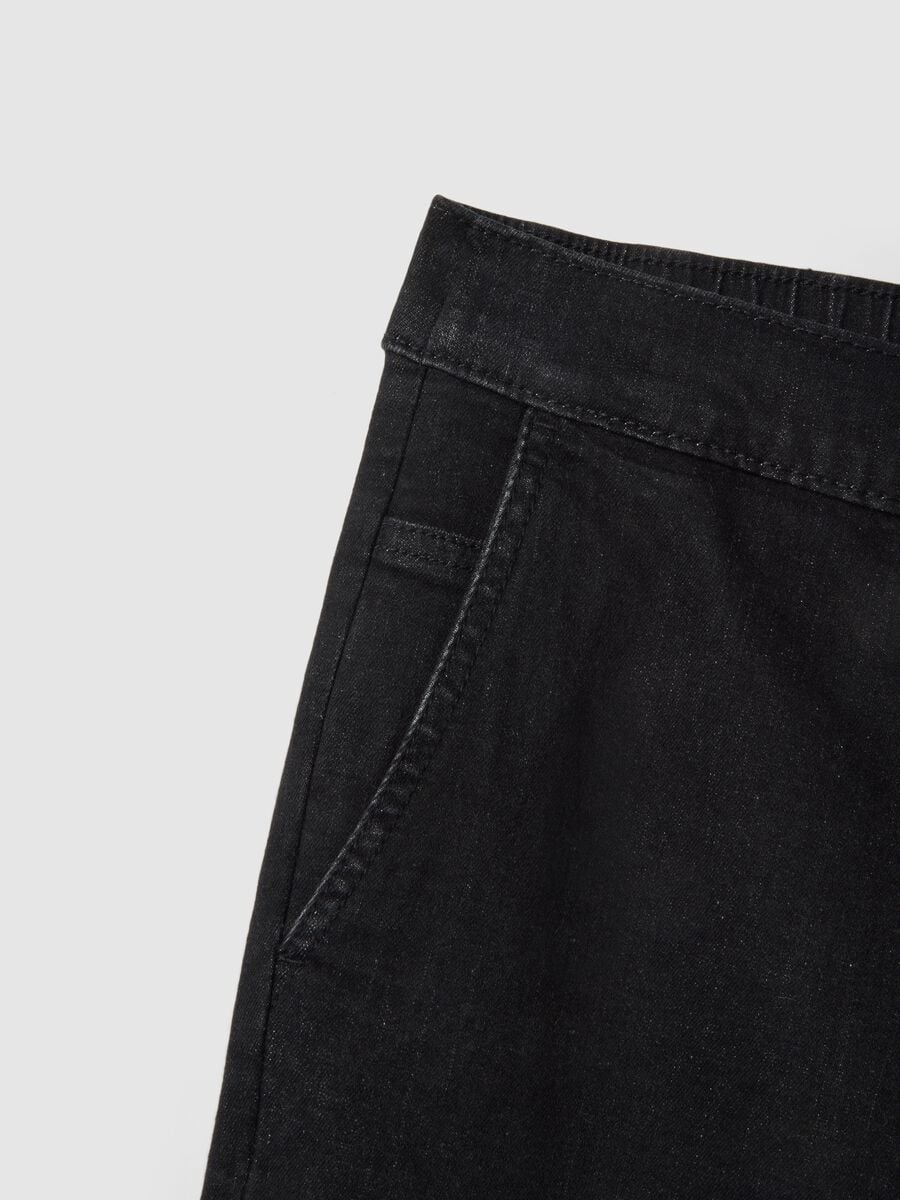 Weit geschnittene Jeans aus schwarzem Stretch-Baumwolle_5