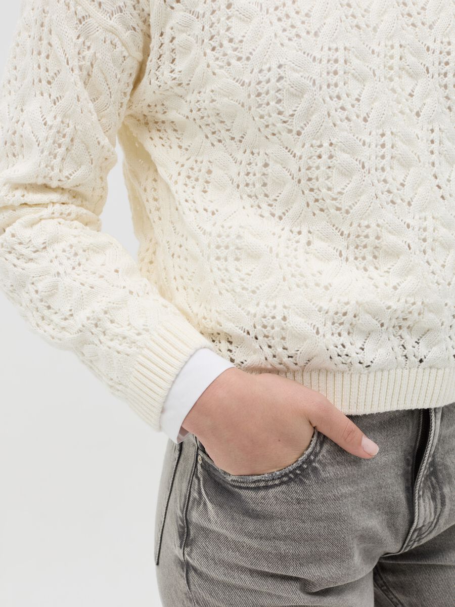 Crochet pullover with round neck_2