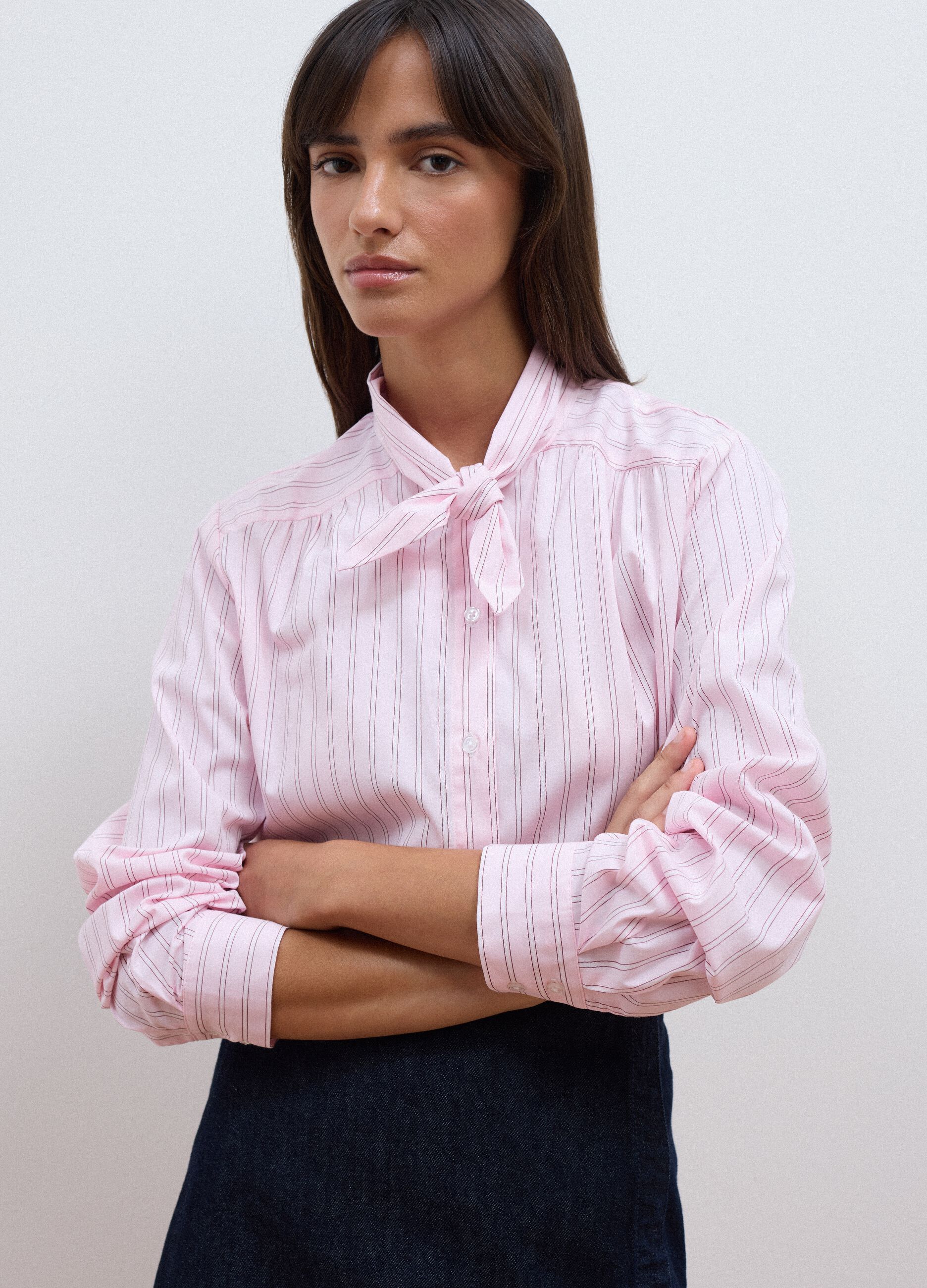 Camicia rosa in cotone elasticizzato a righe con fiocco over fit