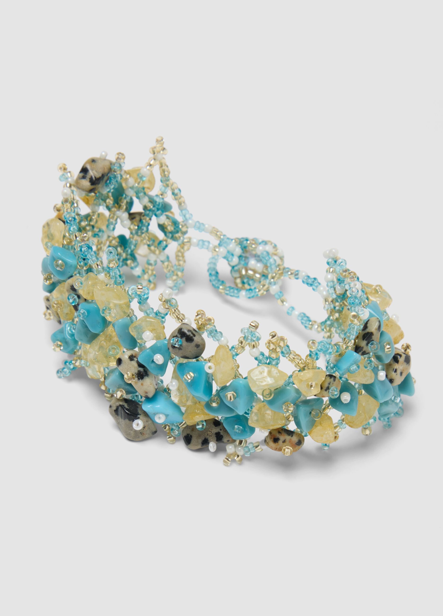 Armband mit bunten Steinen und Perlen