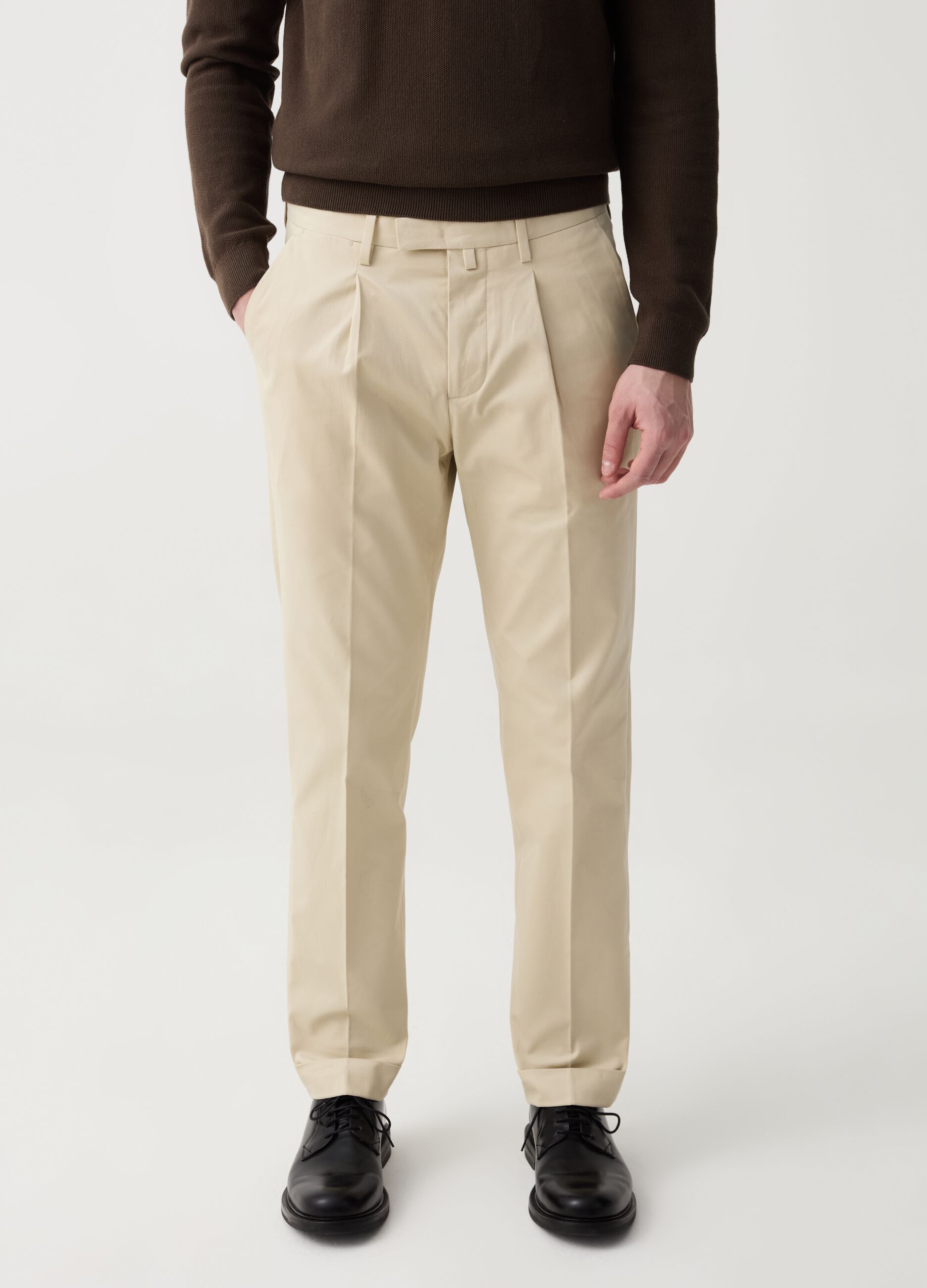 Chinos comfort fit con pinzas B.ST 1957