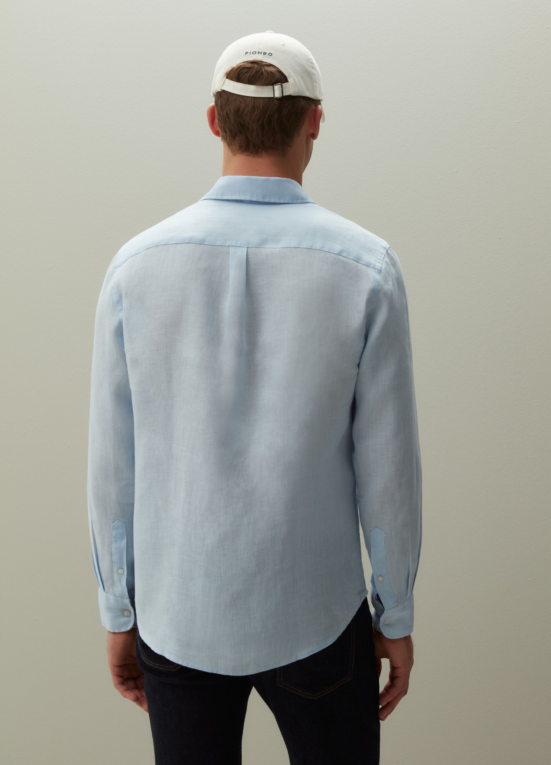 Camisa regular fit de lino con bolsillo