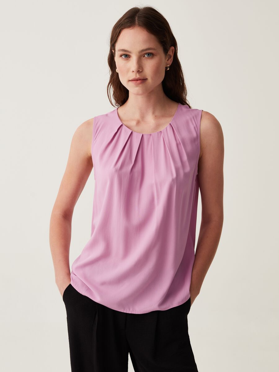 Sleeveless blouse with pleating_0