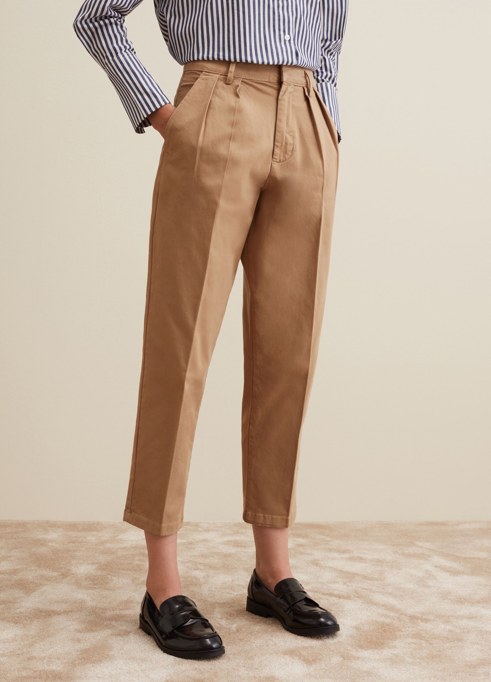 Cropped chino trousers with darts_1