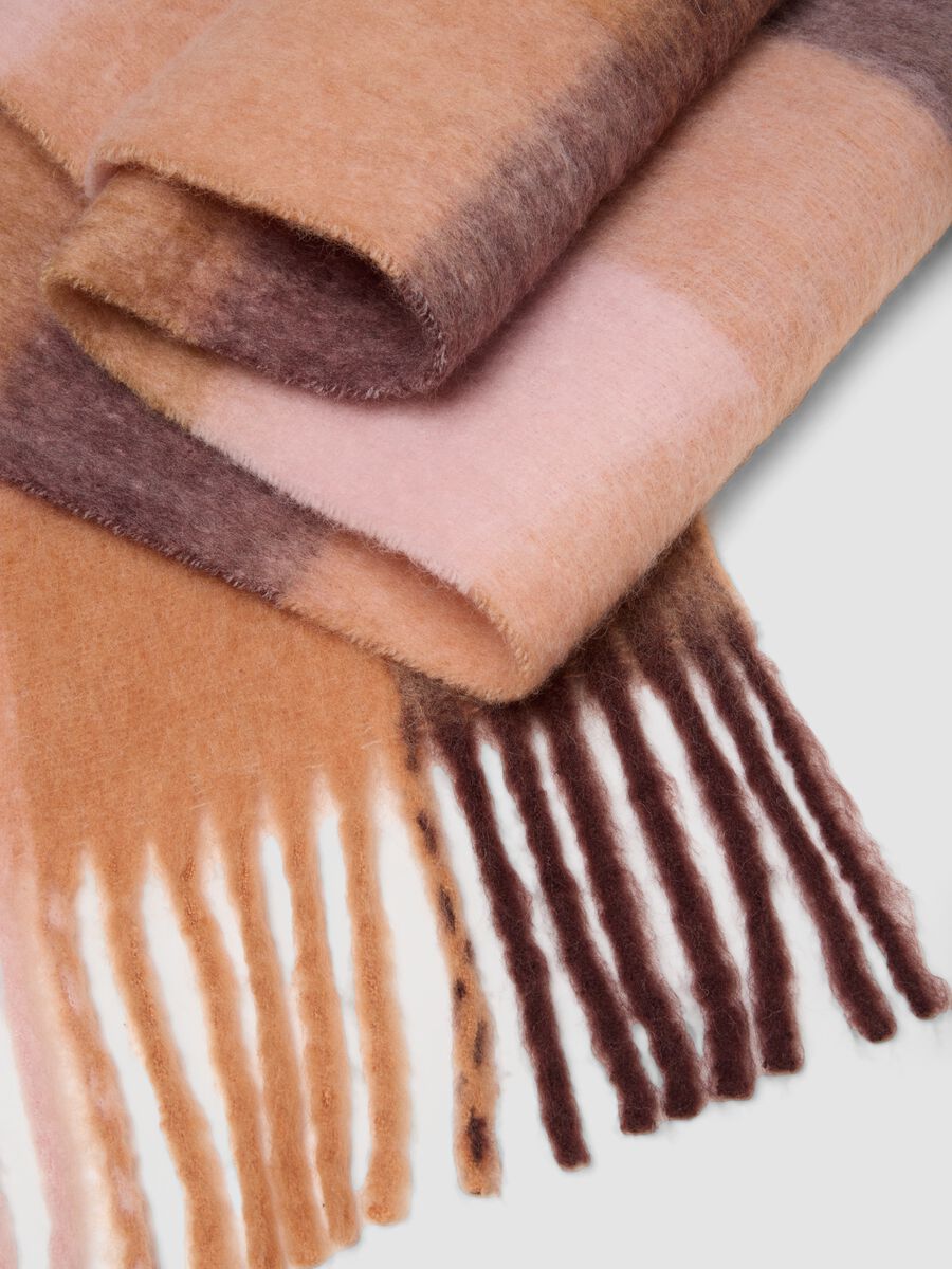 Sciarpa marrone in misto lana e alpaca con frange_2