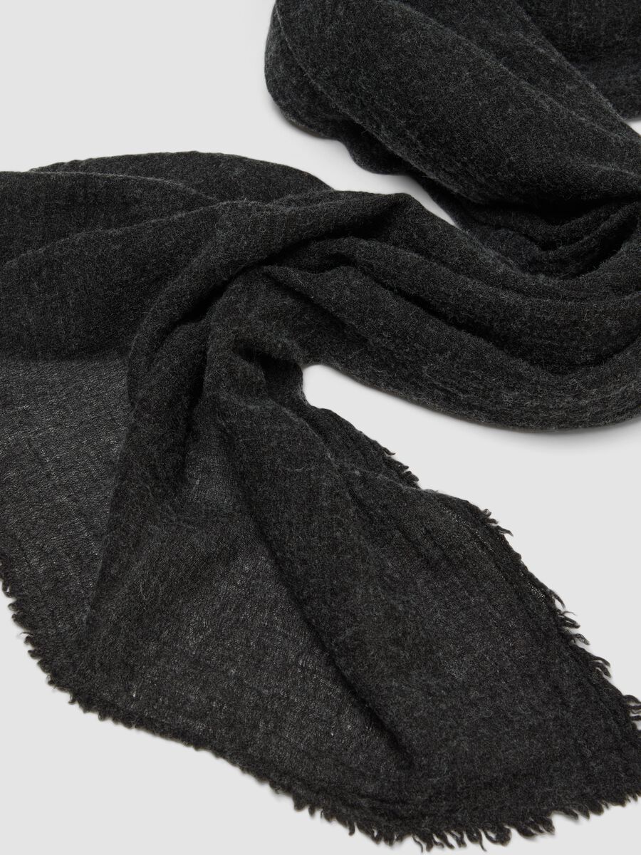 Black wool-blend scarf with fringed edges_2