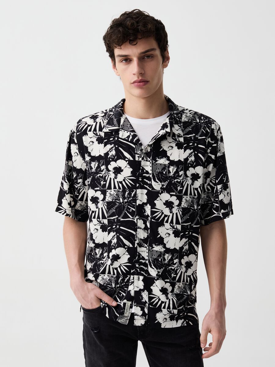 Short-sleeved shirt with flowers print_0