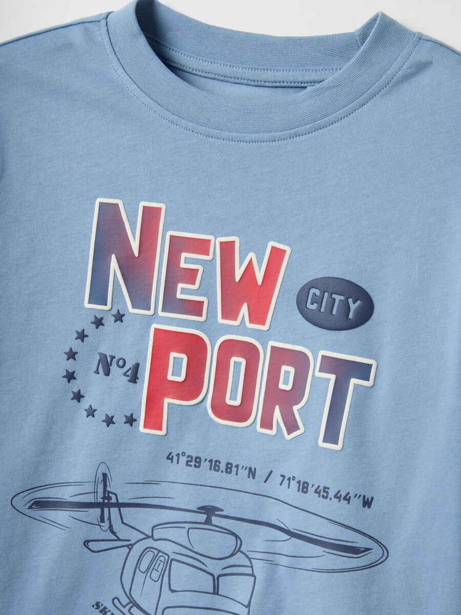 Camiseta azul de algod&oacute;n para ni&ntilde;os de ajuste amplio con estampado_2