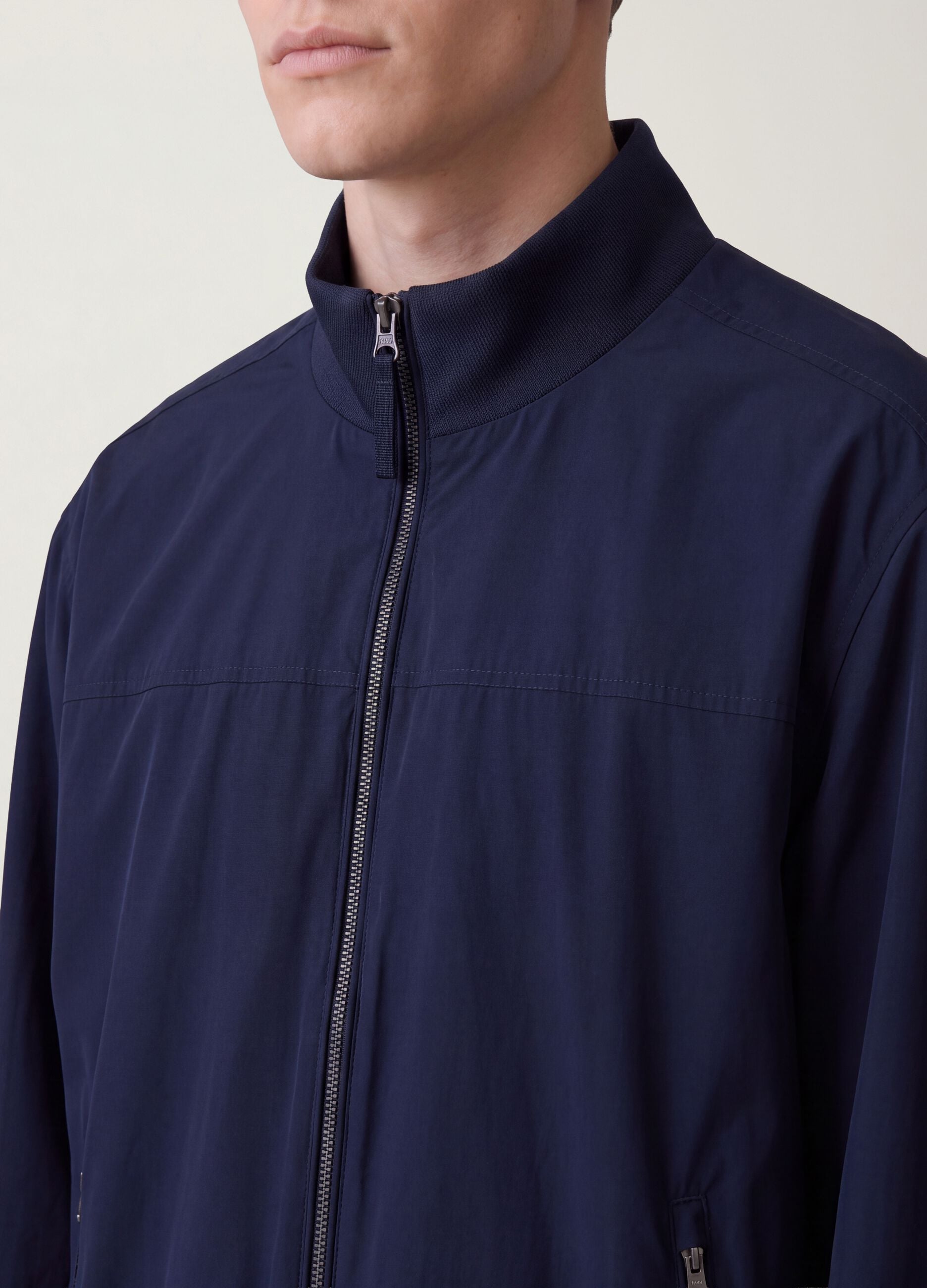 Giubbotto blu in tessuto elasticizzato con zip