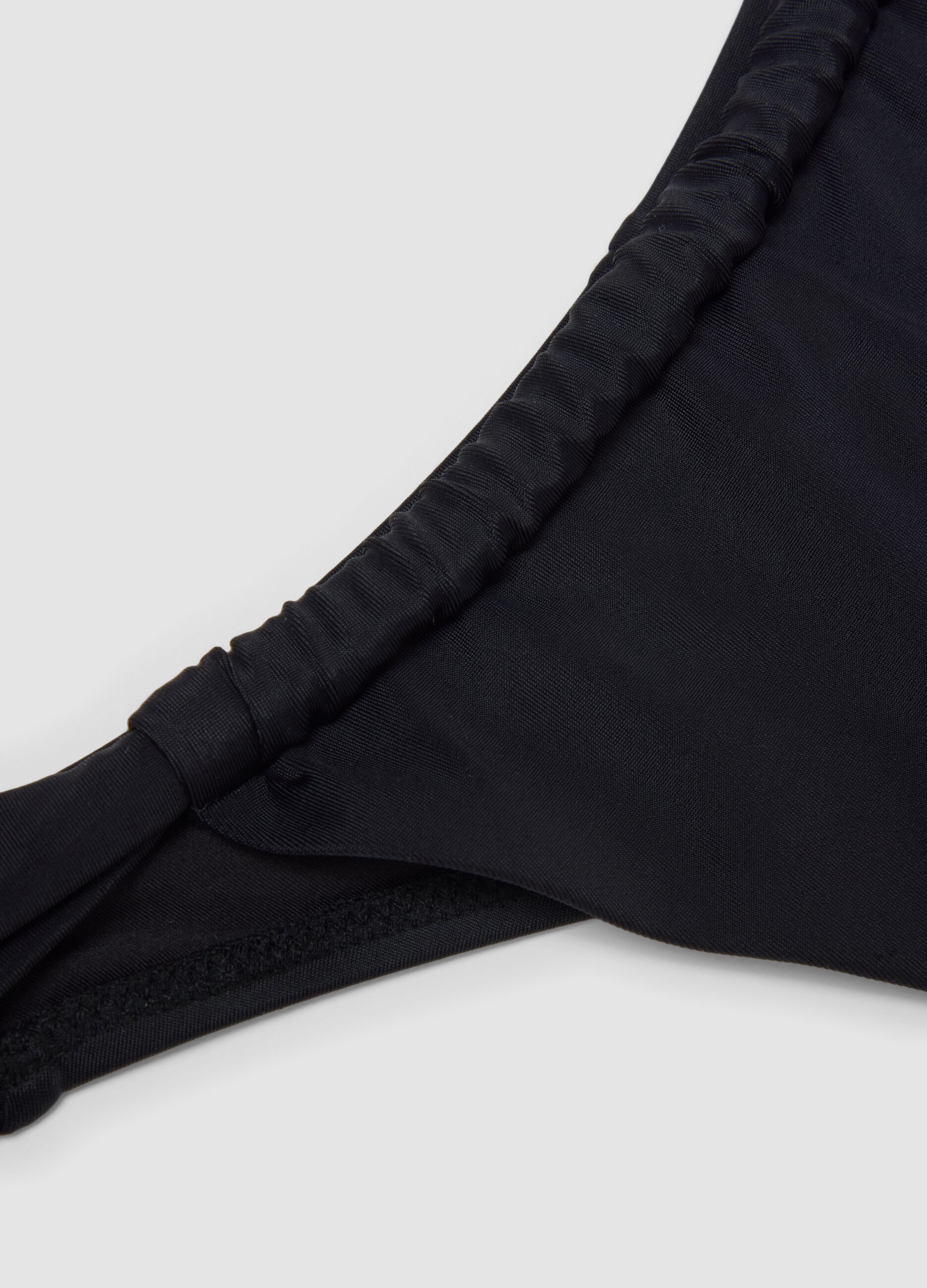 Schwarzes Bikini-H&ouml;schen aus Stretchmaterial