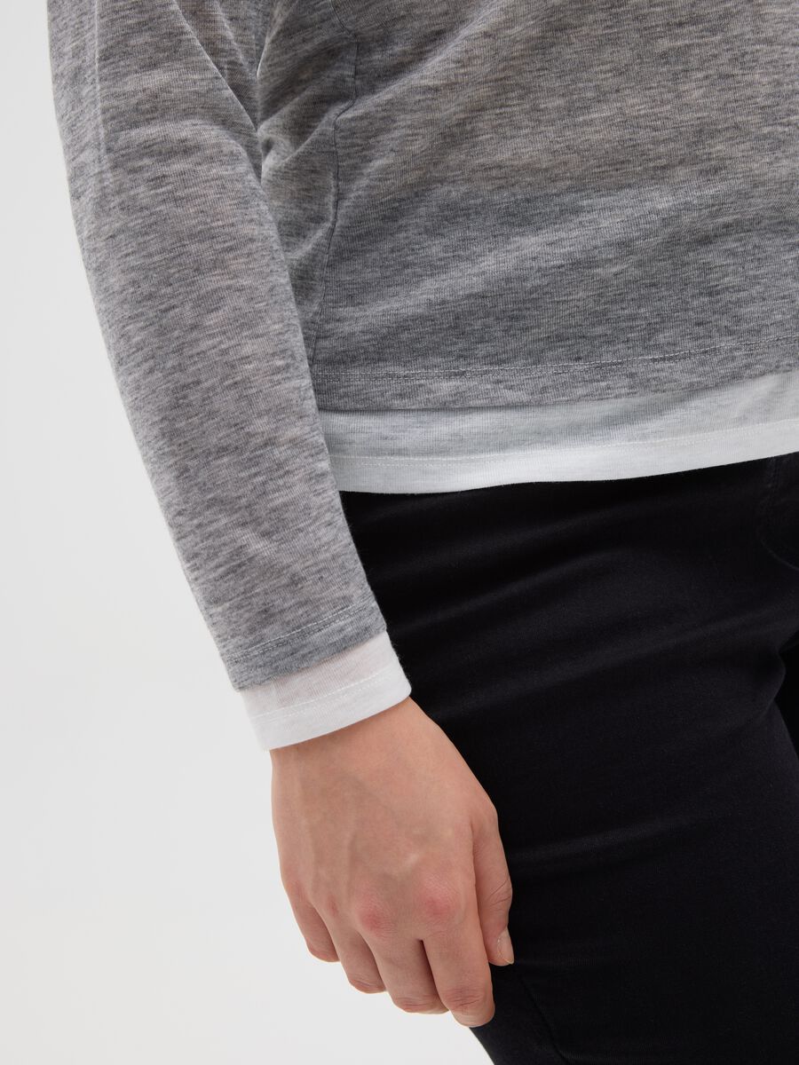 Grauer Pullover im Regular Fit mit V-Ausschnitt_3