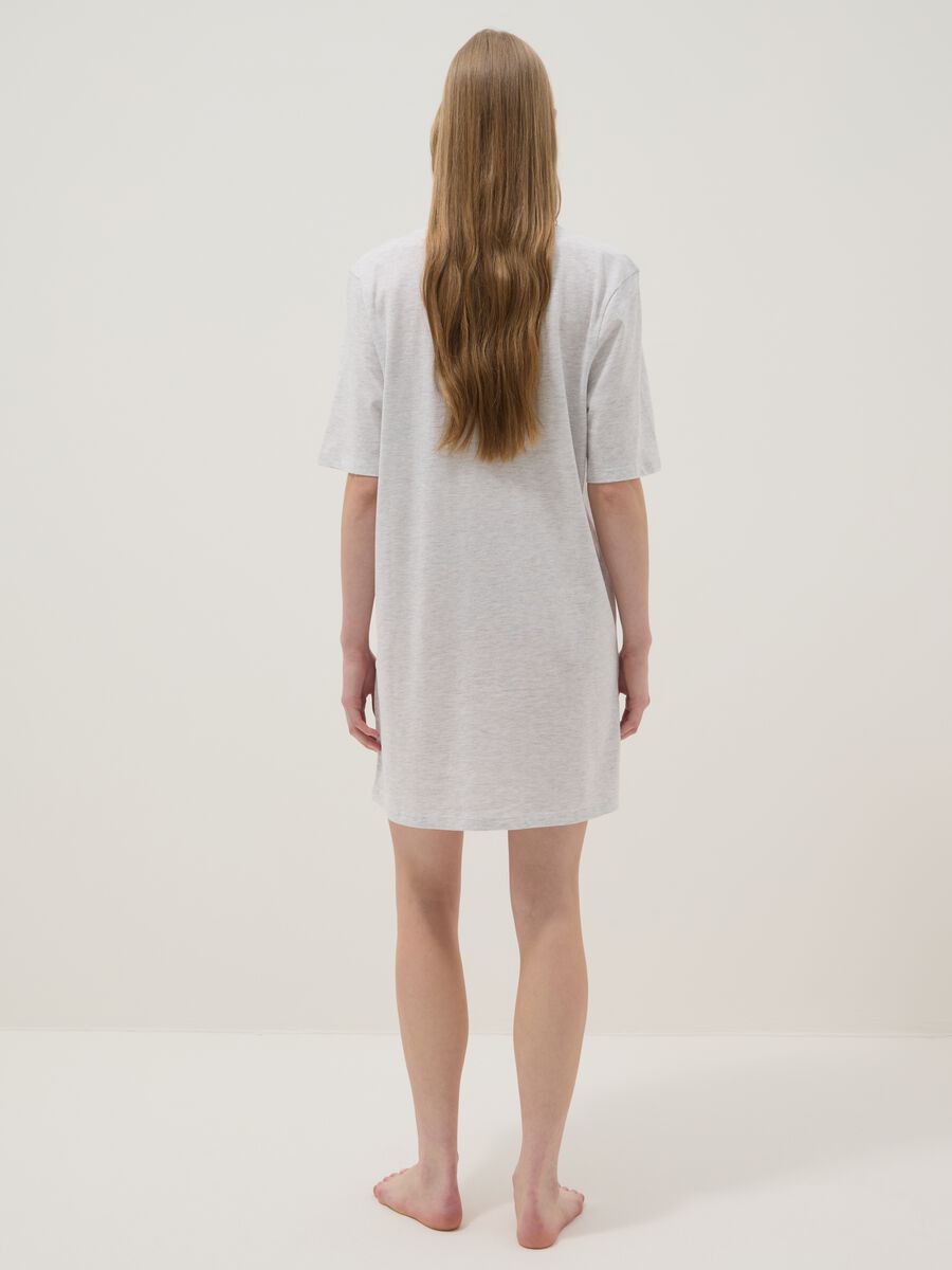Graues Nachthemd aus elastischer Baumwolle im Regular Fit mit Erdbeeren_3