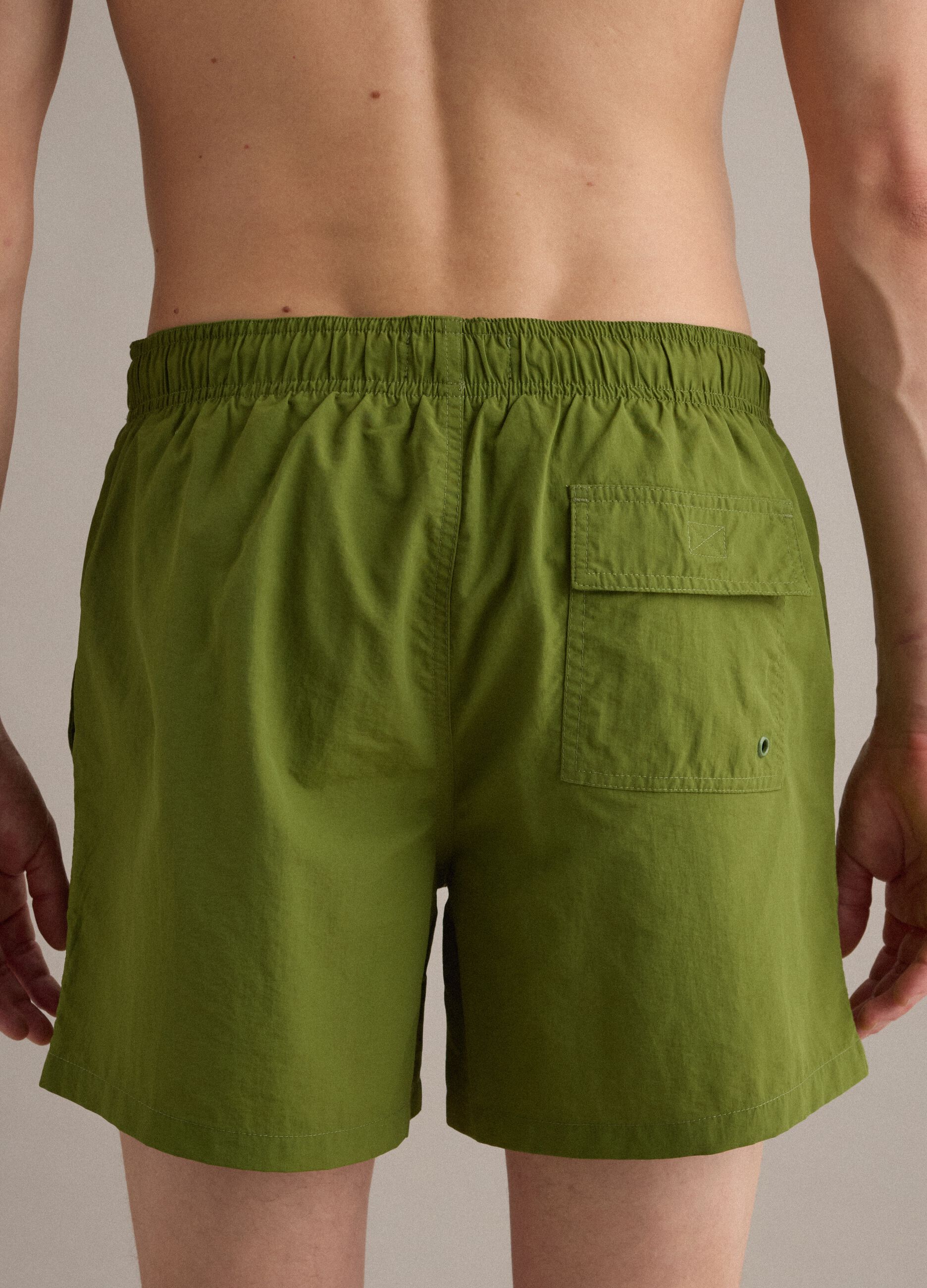 Short de bain vert avec taille &eacute;lastiqu&eacute;e et cordon de serrage