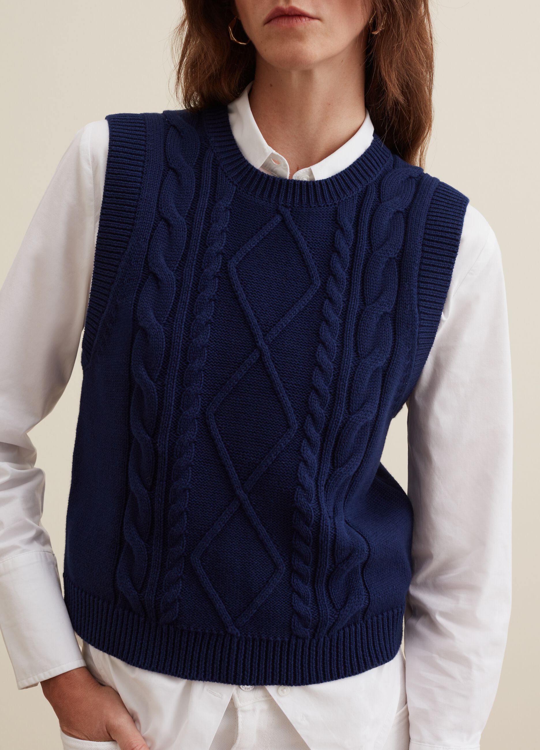 Closed gilet with braided design_3