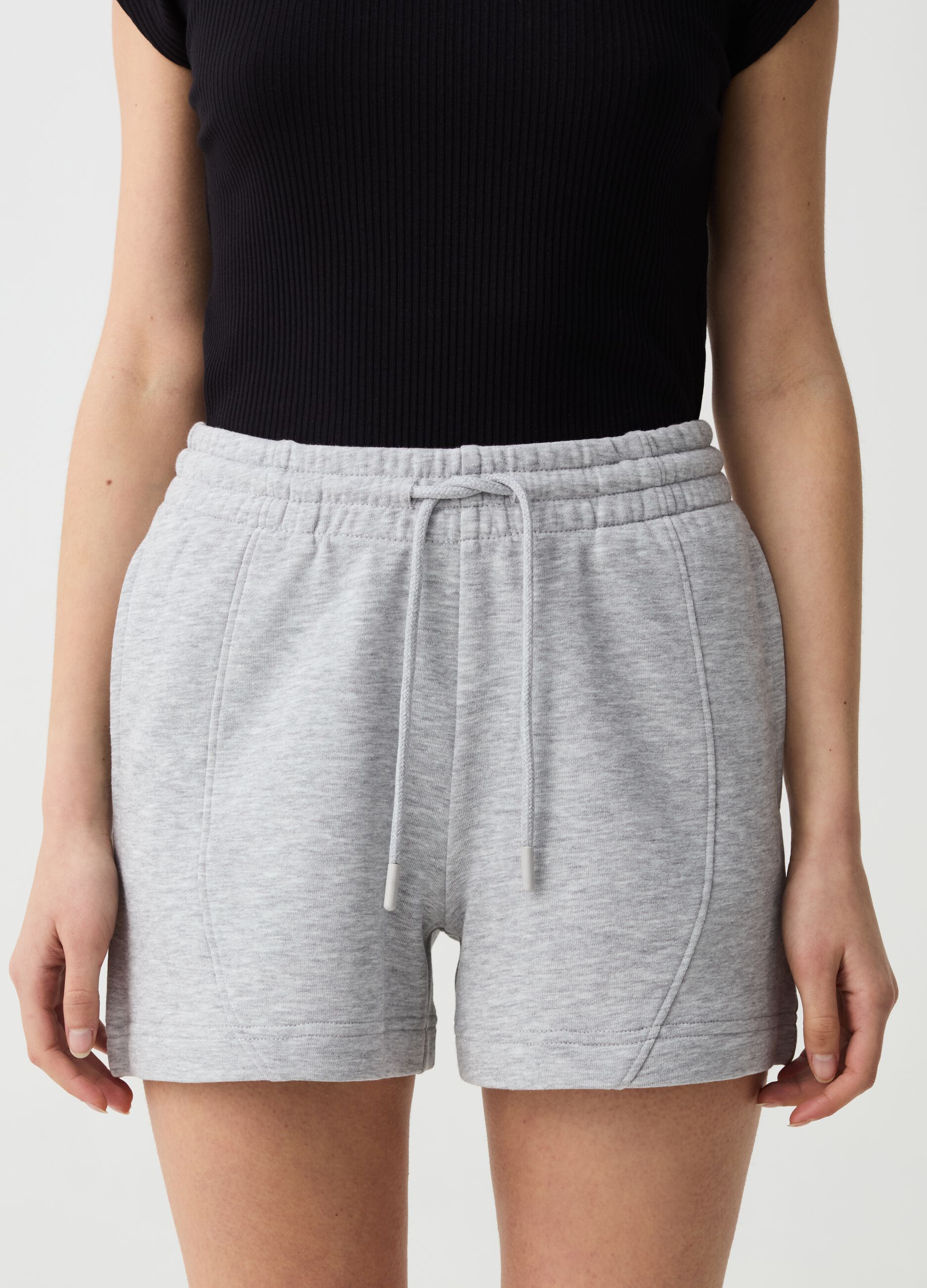 Essential shorts with raised stitching