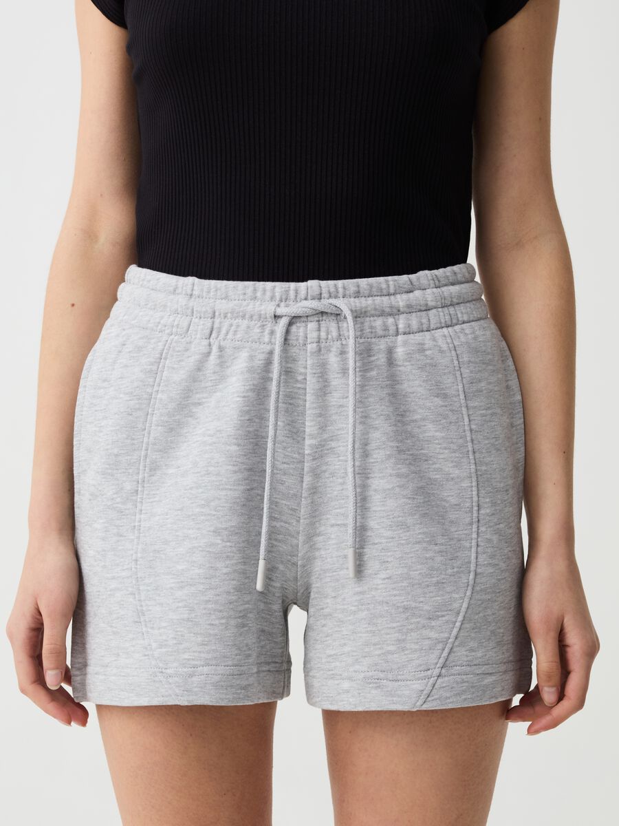 Essential shorts with raised stitching_1