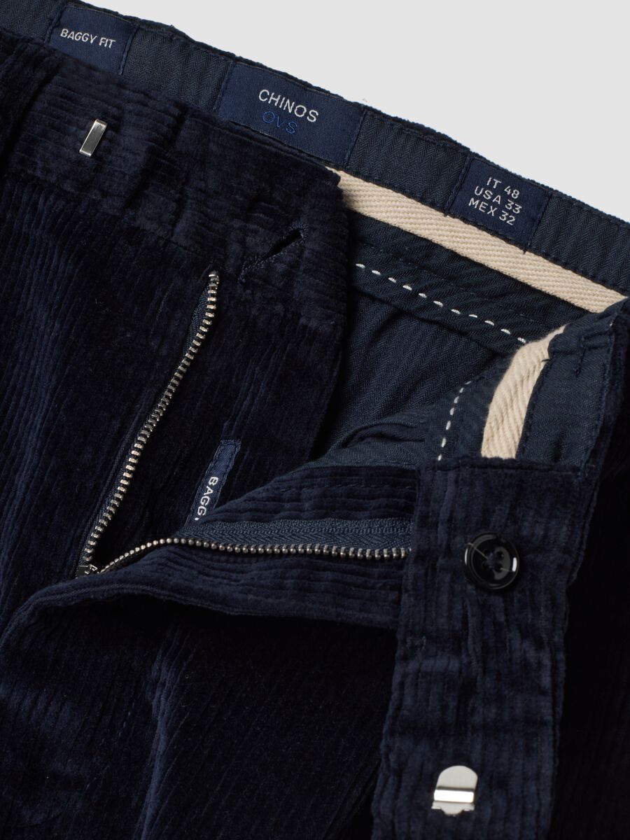 Pantaloni chino blu in cotone elasticizzato baggy fit a coste_1