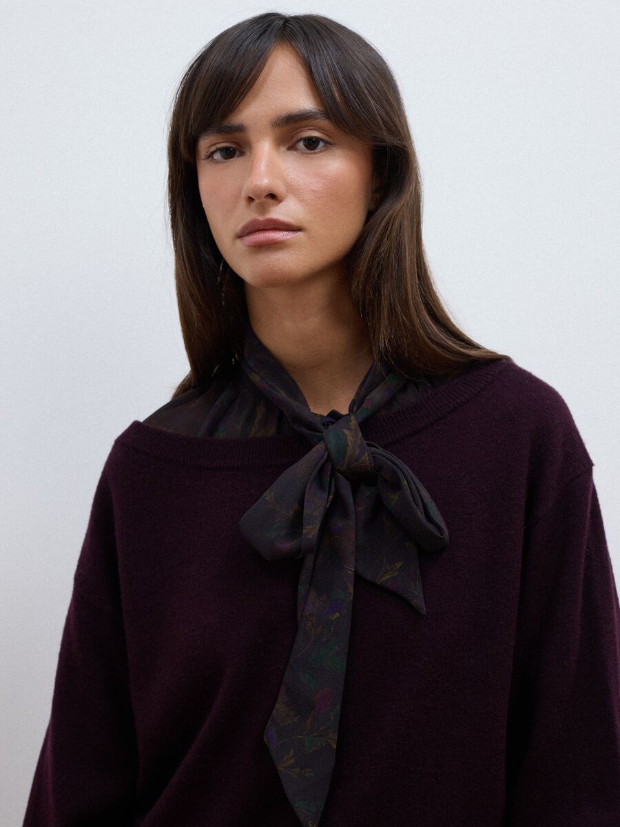 Maglia viola in pura lana con scollo a barchetta_0