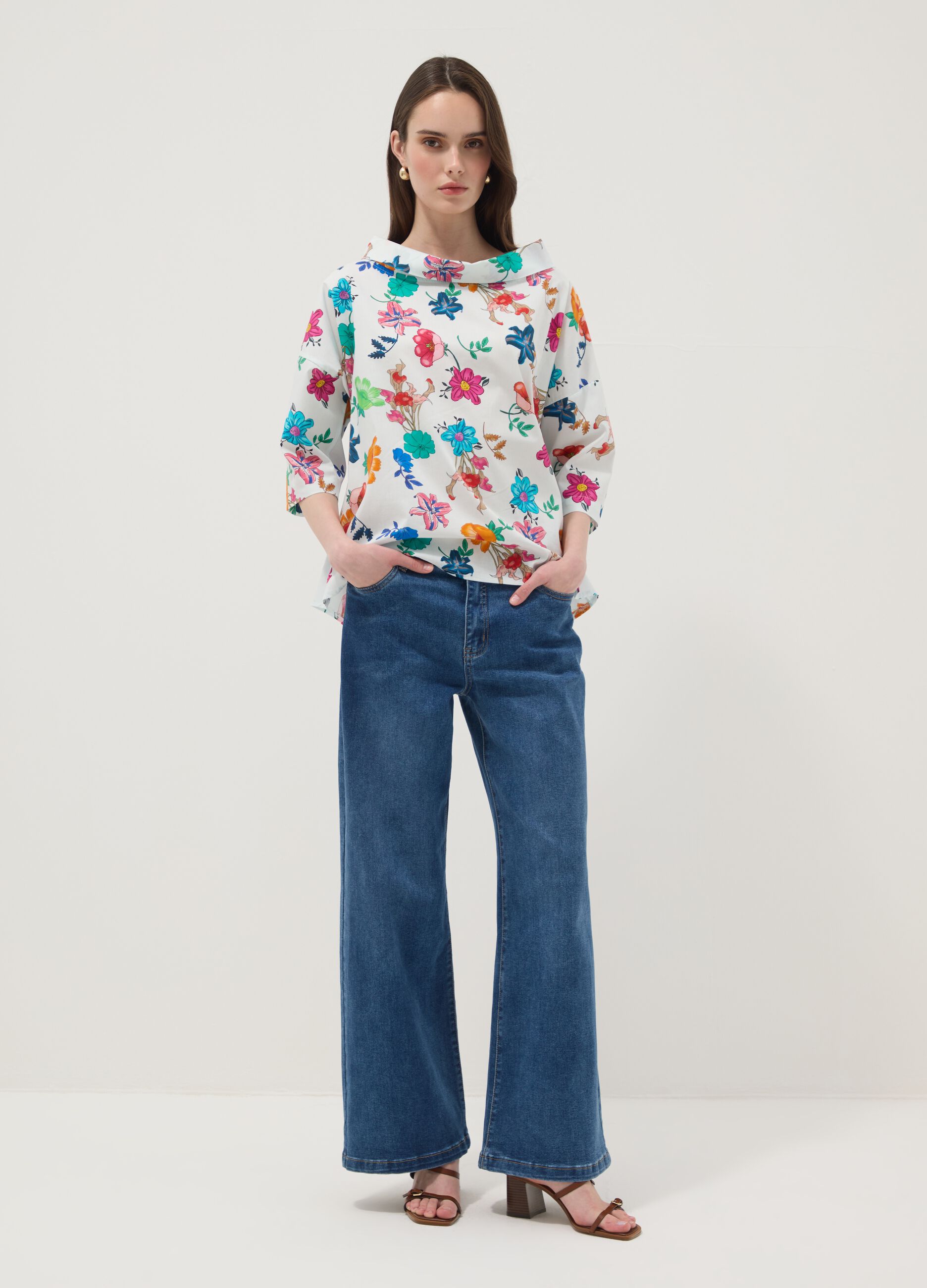 Camisola branca em algod&atilde;o el&aacute;stico com padr&atilde;o floral, regular fit
