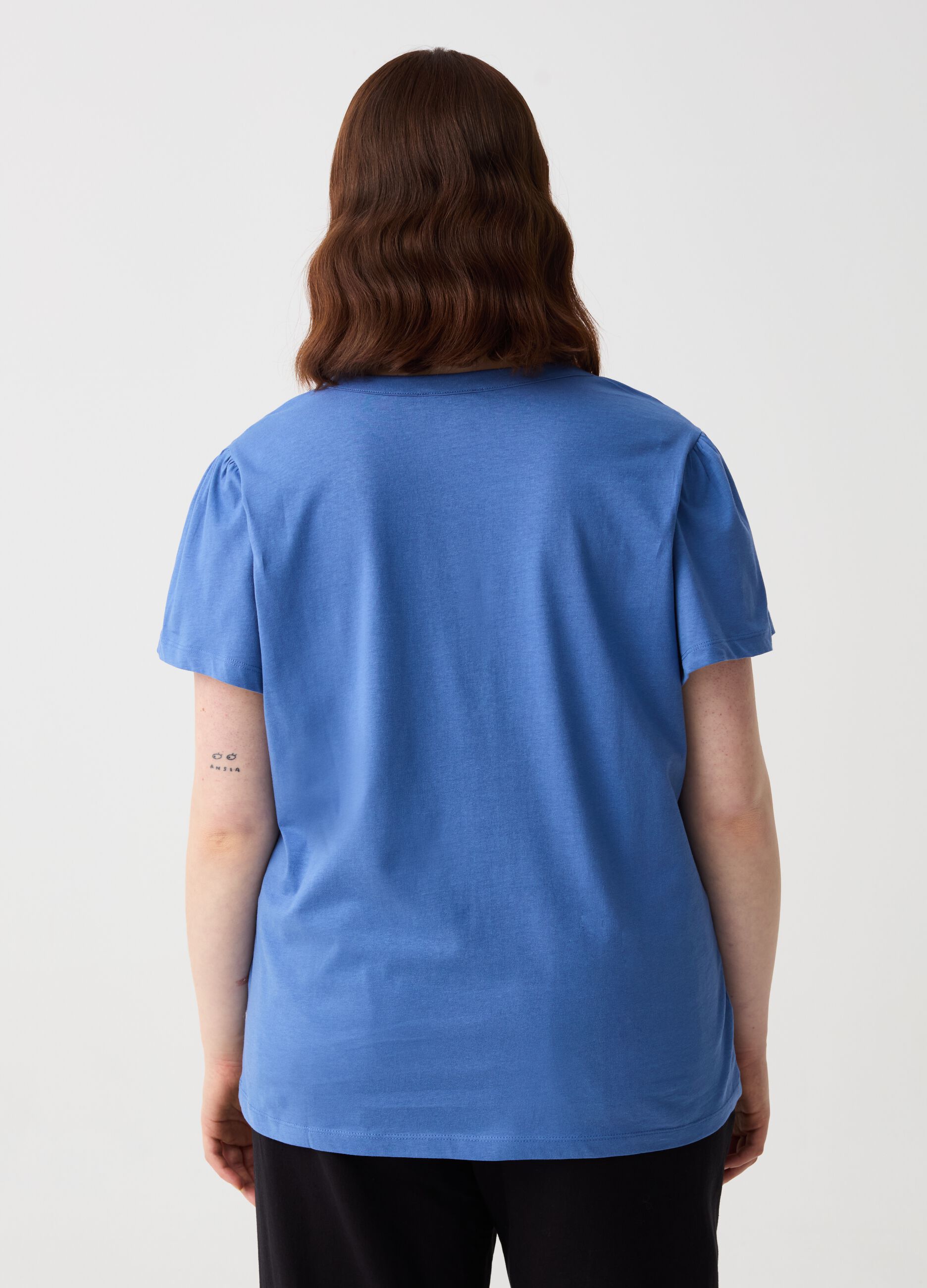 Curvy T-shirt with macramé insert