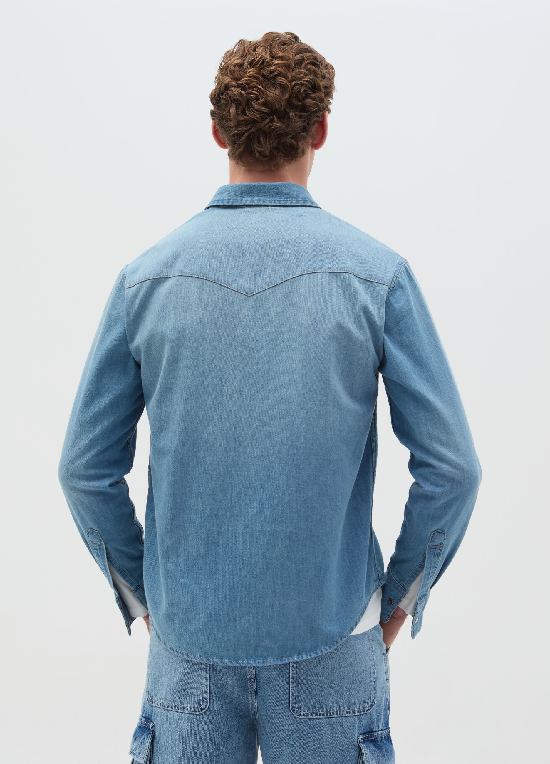 Western shirt in denim with pearl buttons