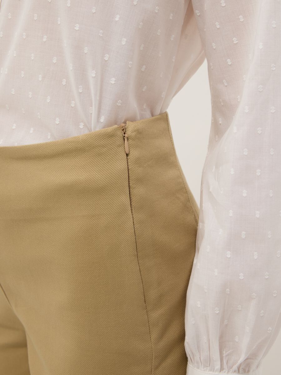 Beige slim fit ankle-length trousers in stretch cotton_3