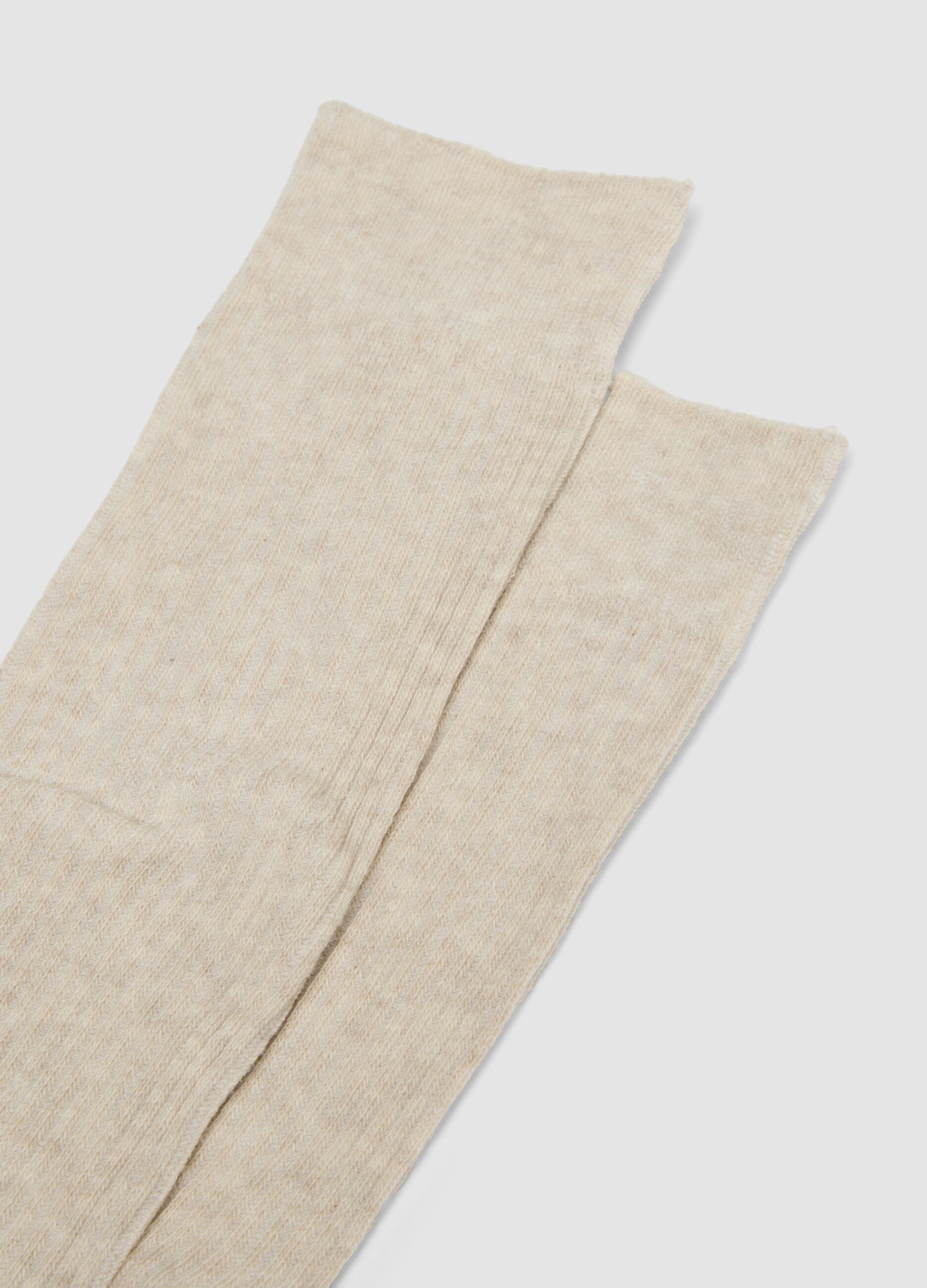 Beige ribbed knee-high socks in organic cotton blend