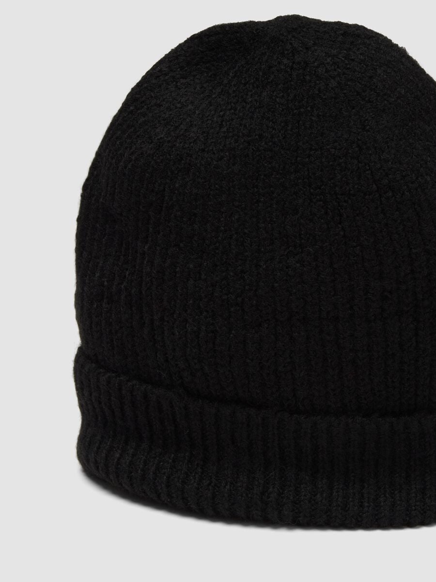 Cappello nero a coste in tessuto elasticizzato_2