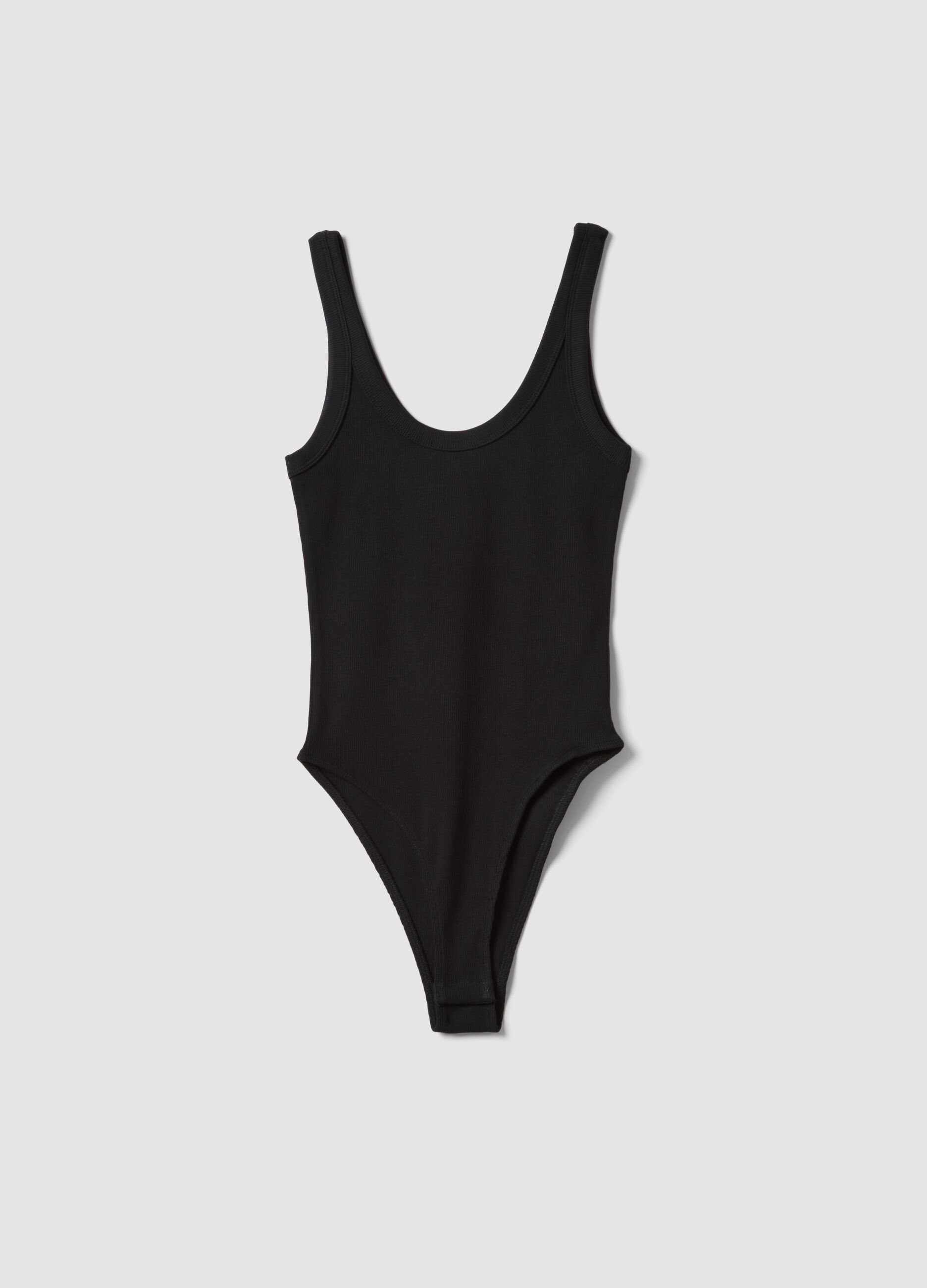 Body preto em algod&atilde;o el&aacute;stico canelado com decote amplo