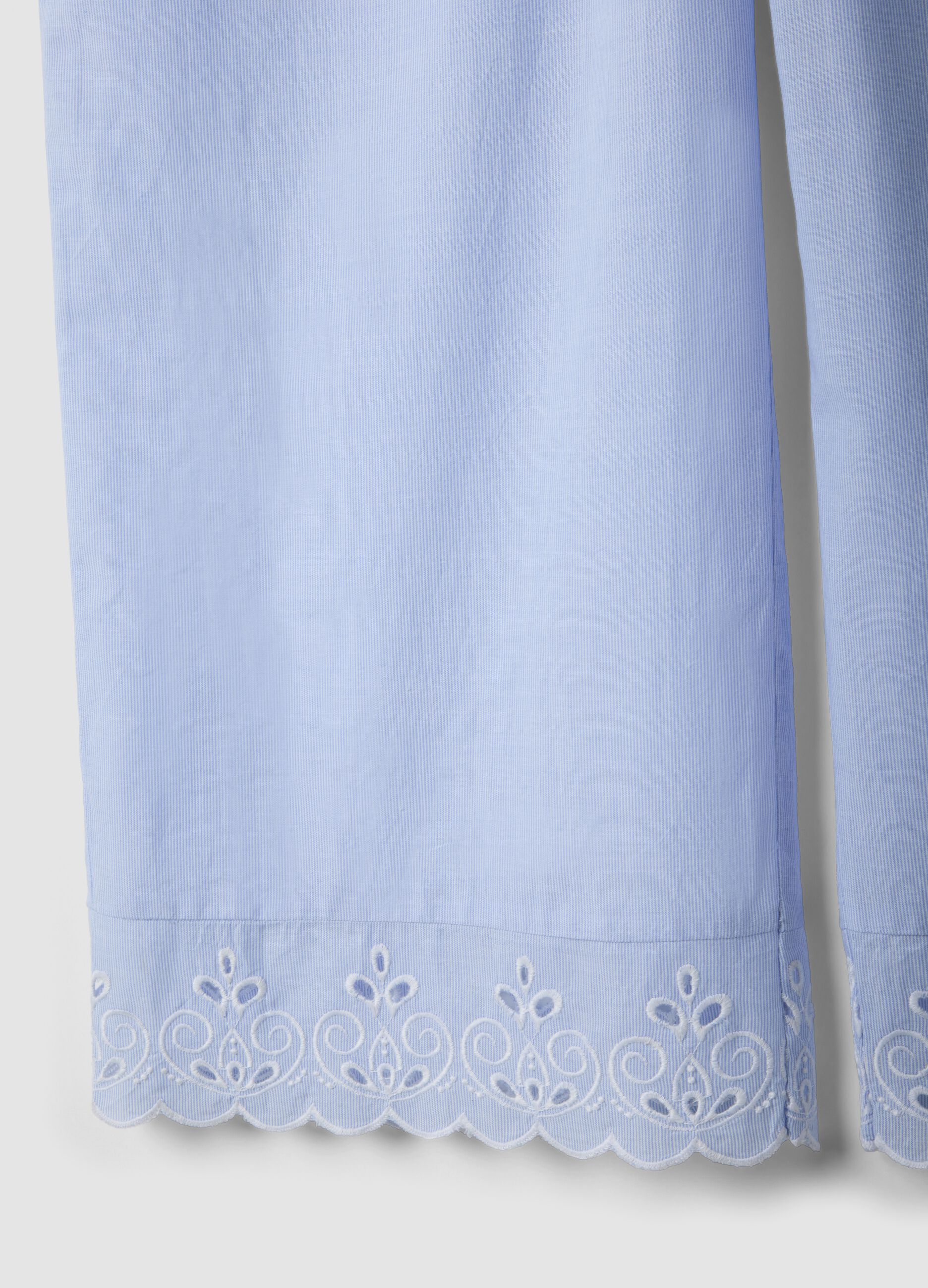 Hellblaue Pyjamahose aus Bio-Baumwolle mit Lochstickerei-Saum