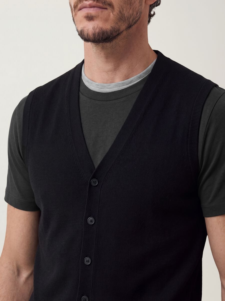 Colete preto em mistura de viscose com decote em V profundo, corte regular_2