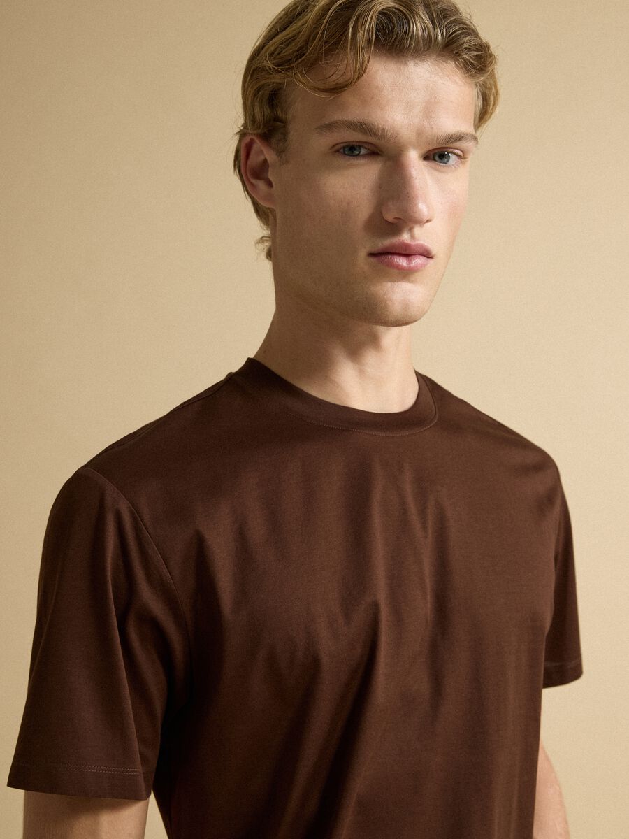Brown pure cotton jersey T-shirt with relaxed fit crew neck_0