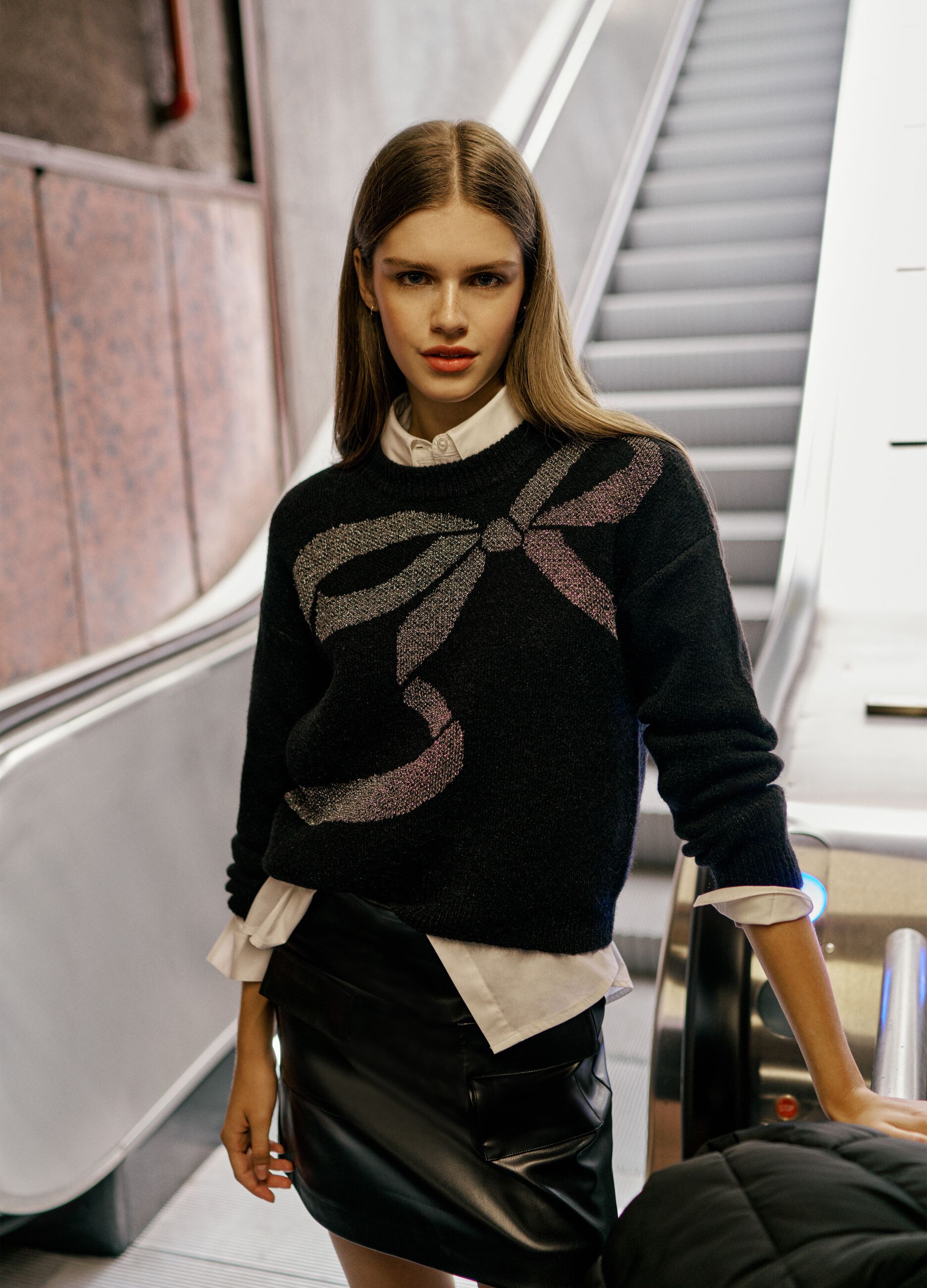 Pullover with jacquard bow in lurex