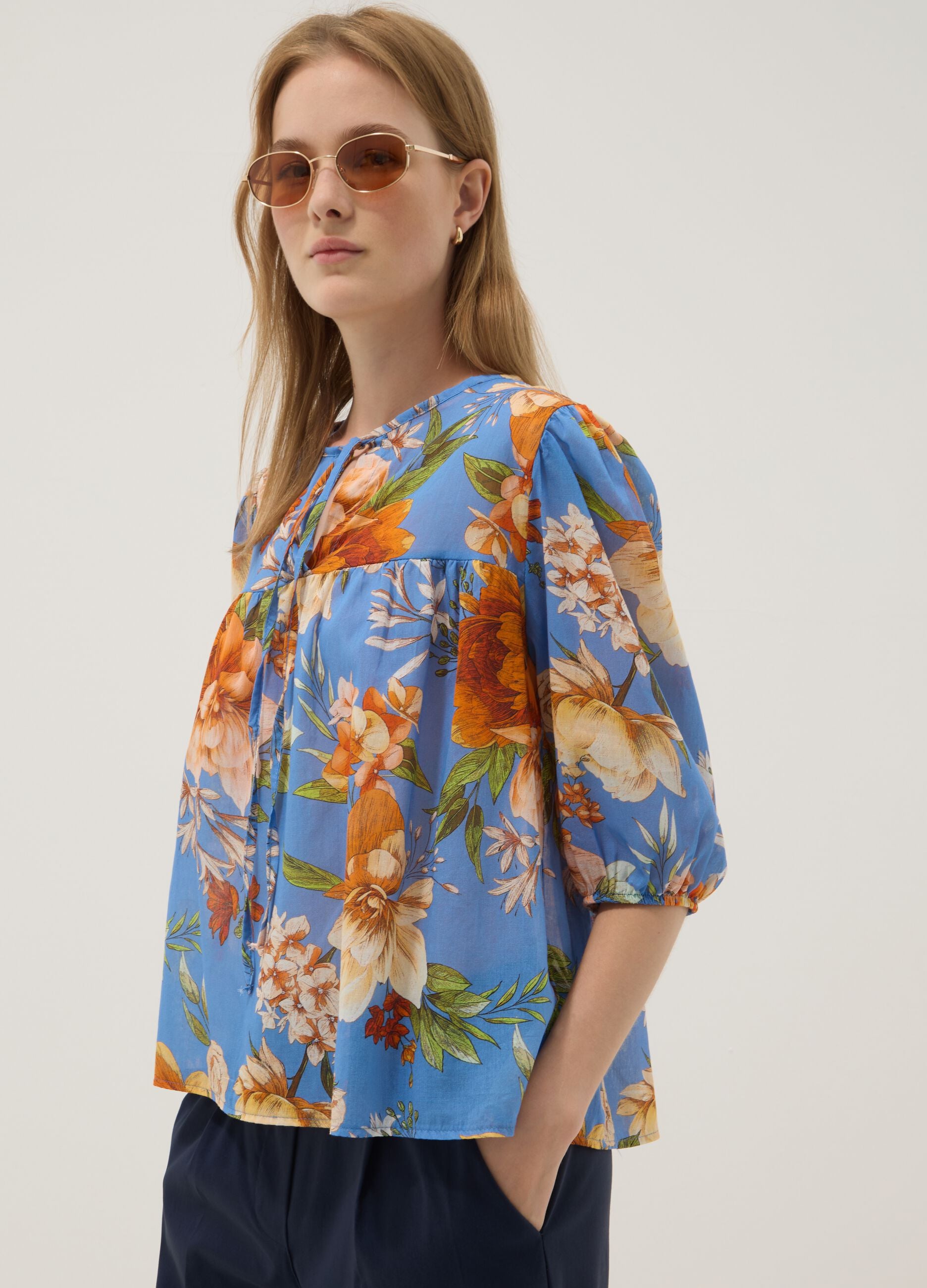 Blaue Bluse mit Blumenmuster aus reiner Baumwolle