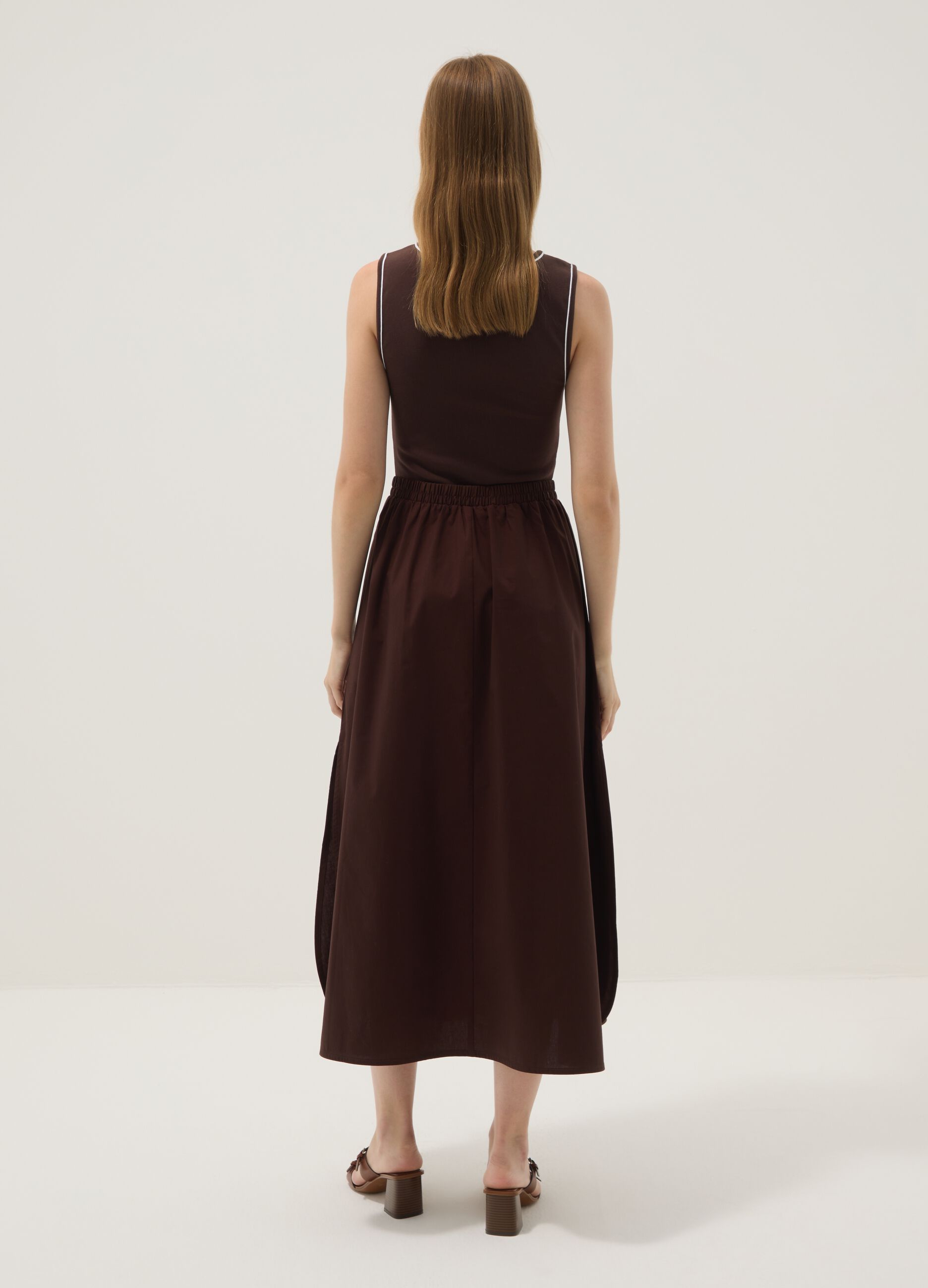 Abito marrone smanicato in cotone elasticizzato regular fit