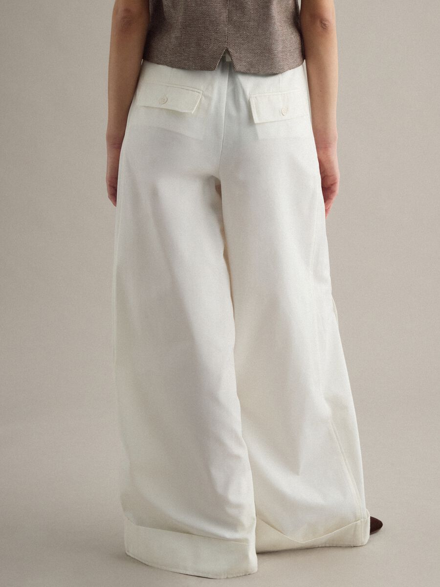 White cotton blend flare trousers with regular waist_3