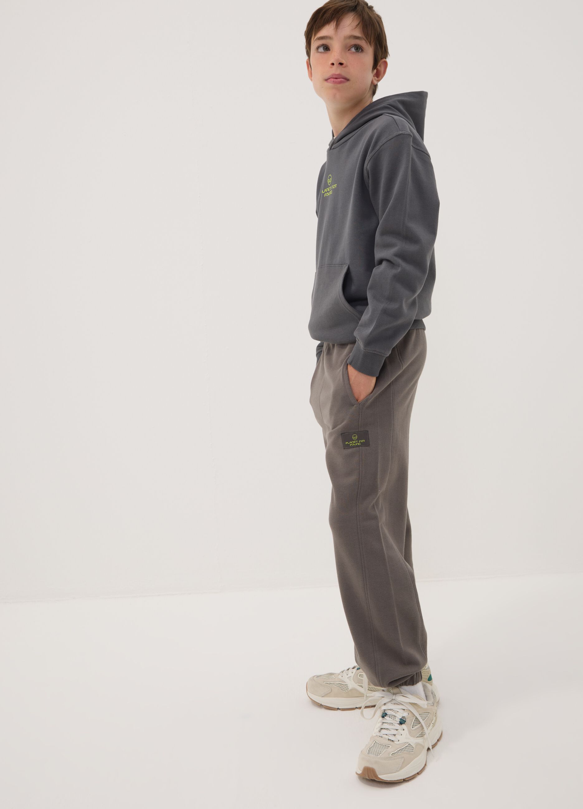 Cal&ccedil;as jogger cinzentas em algod&atilde;o puro, corte oversized, para rapaz