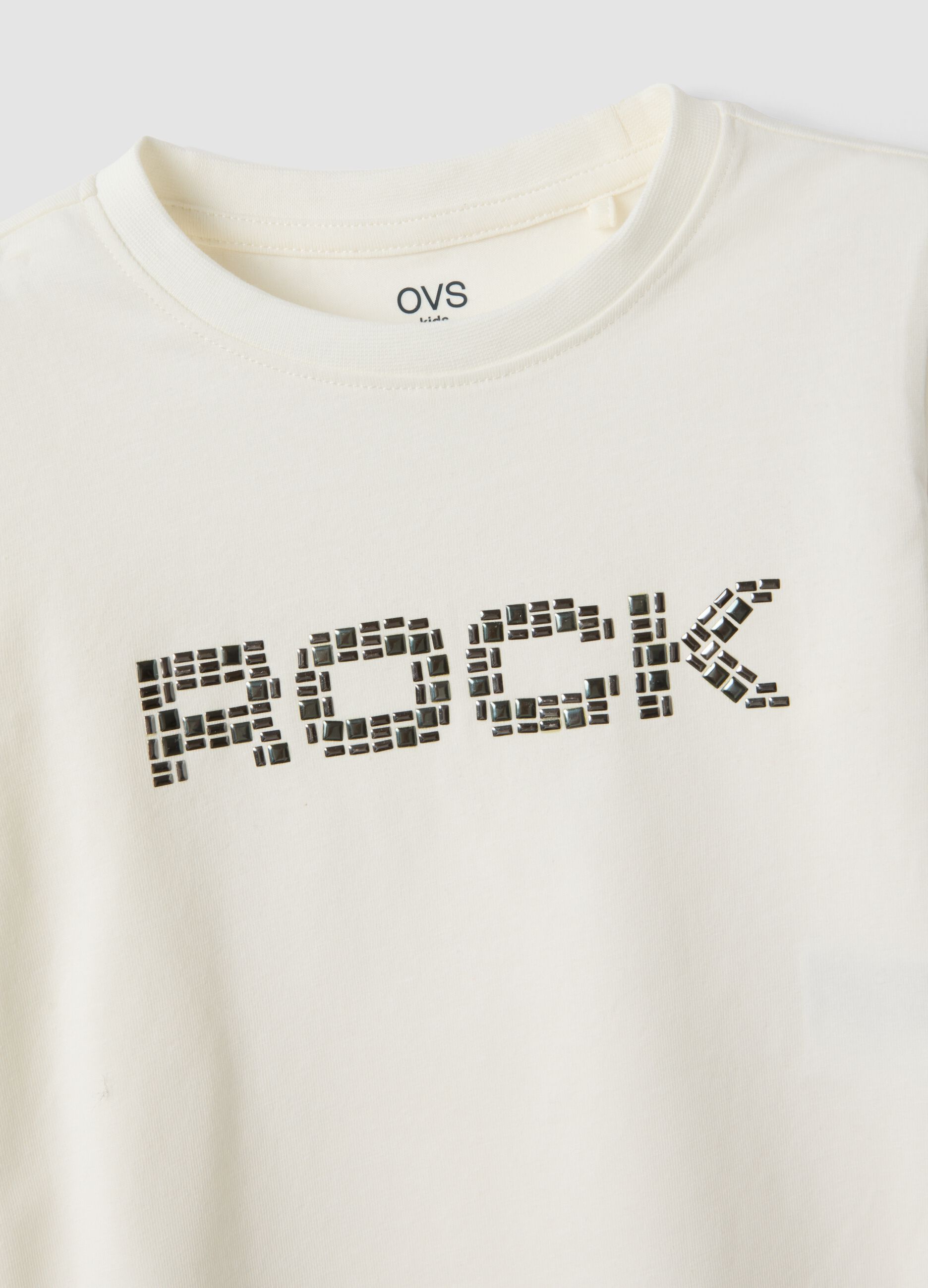 &Lambda;&epsilon;&upsilon;&kappa;ό T-shirt &alpha;&pi;ό &epsilon;&lambda;&alpha;&sigma;&tau;&iota;&kappa;ό &beta;&alpha;&mu;&beta;ά&kappa;&iota; &mu;&epsilon; &sigma;&tau;ά&mu;&pi;&alpha; &epsilon;&phi;έ &tau;&rho;&omicron;&upsilon;&kappa;&sigmaf; &gamma;&iota;&alpha; &kappa;&omicron;&rho;ί&tau;&sigma;&iota;