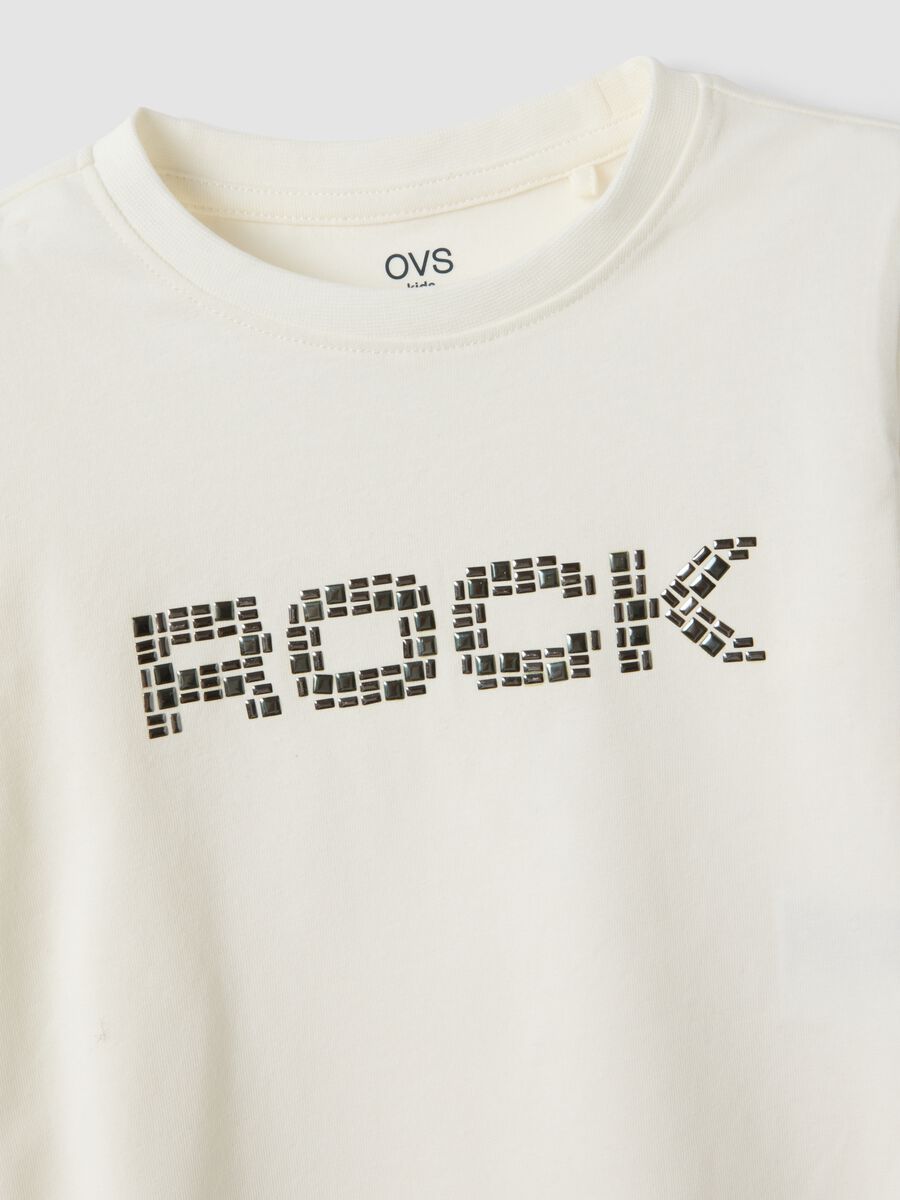 &Lambda;&epsilon;&upsilon;&kappa;ό T-shirt &alpha;&pi;ό &epsilon;&lambda;&alpha;&sigma;&tau;&iota;&kappa;ό &beta;&alpha;&mu;&beta;ά&kappa;&iota; &mu;&epsilon; &sigma;&tau;ά&mu;&pi;&alpha; &epsilon;&phi;έ &tau;&rho;&omicron;&upsilon;&kappa;&sigmaf; &gamma;&iota;&alpha; &kappa;&omicron;&rho;ί&tau;&sigma;&iota;_3