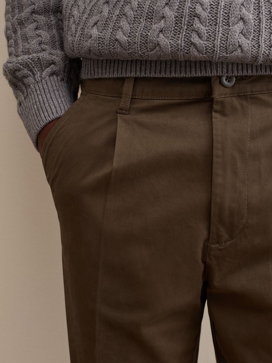 Chino trousers in twill with darts_3