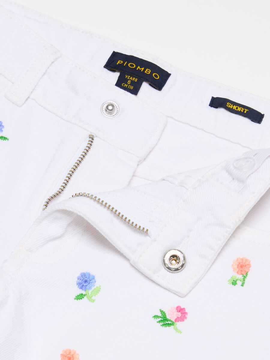 Shorts de algodón con bordado floral_1