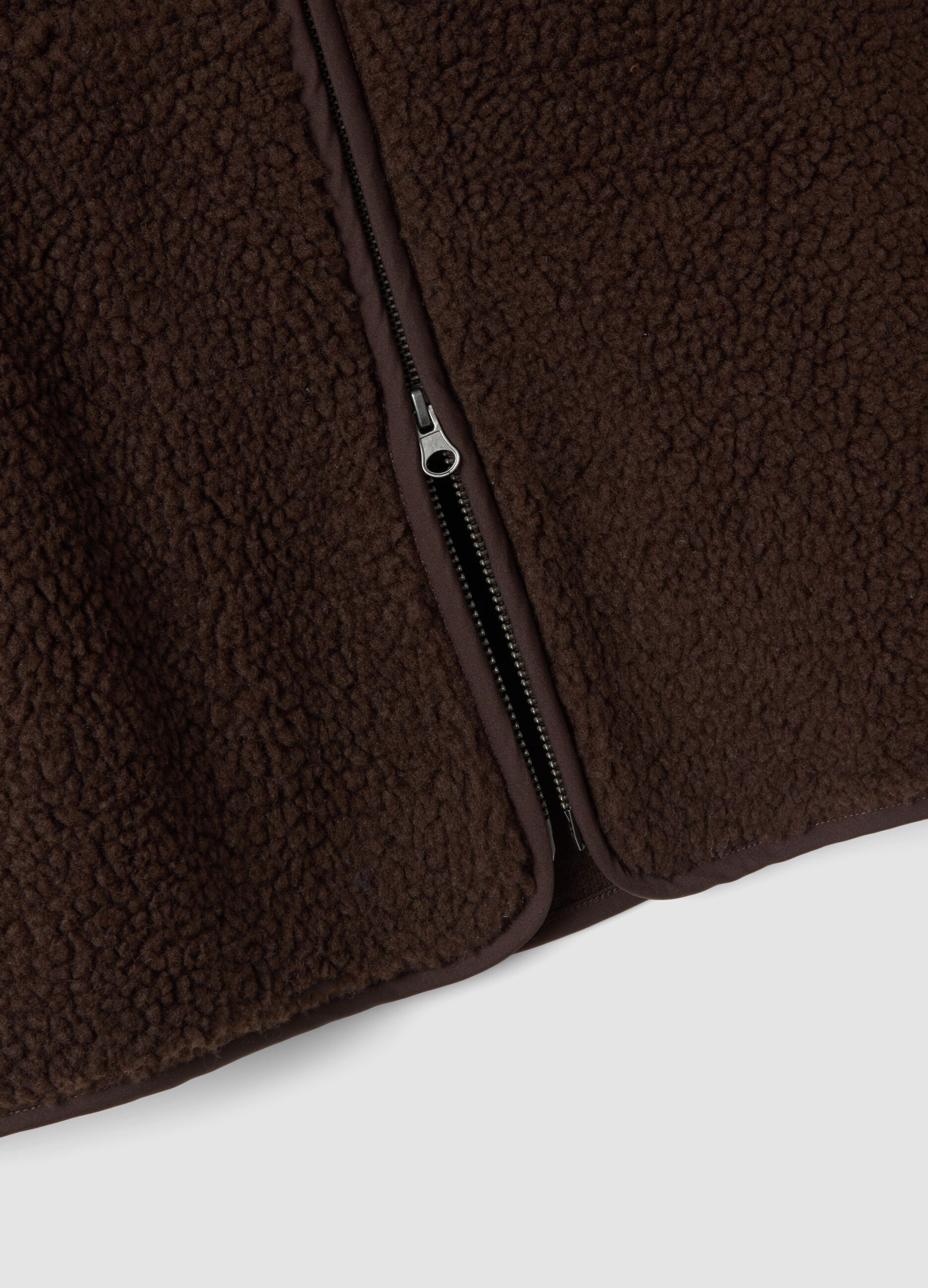 Colete castanho regular fit com efeito teddy