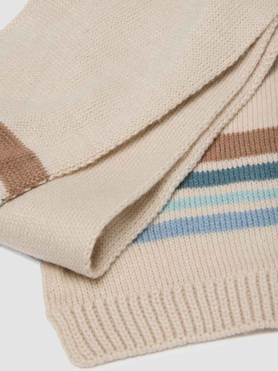 Sciarpa beige in maglia con righe a contrasto_1